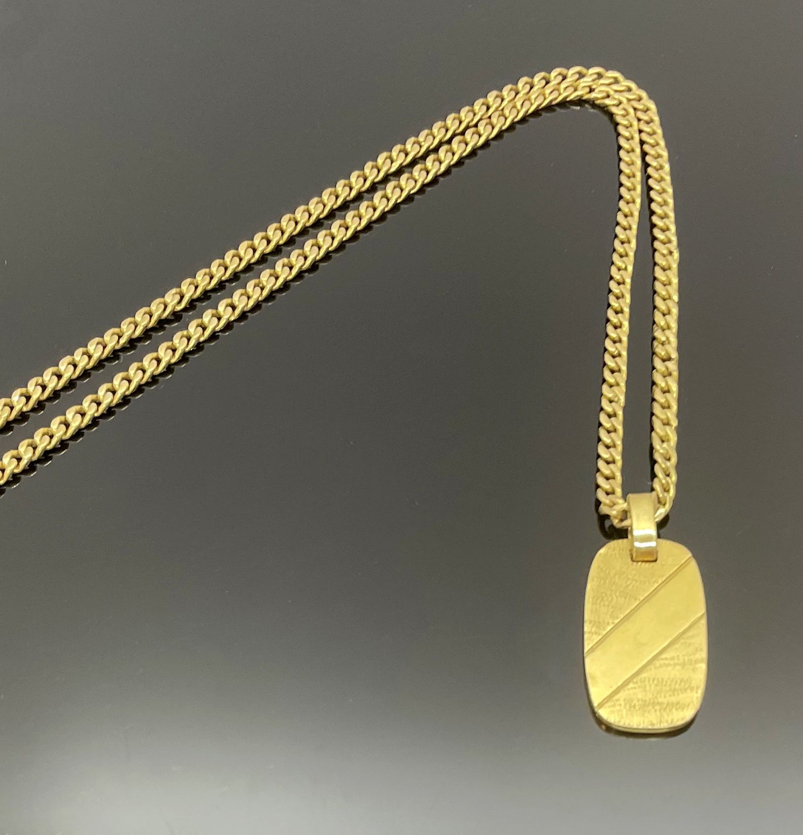Null 750密尔的黄金重链，手持黄金板作为吊坠。重量23.83克