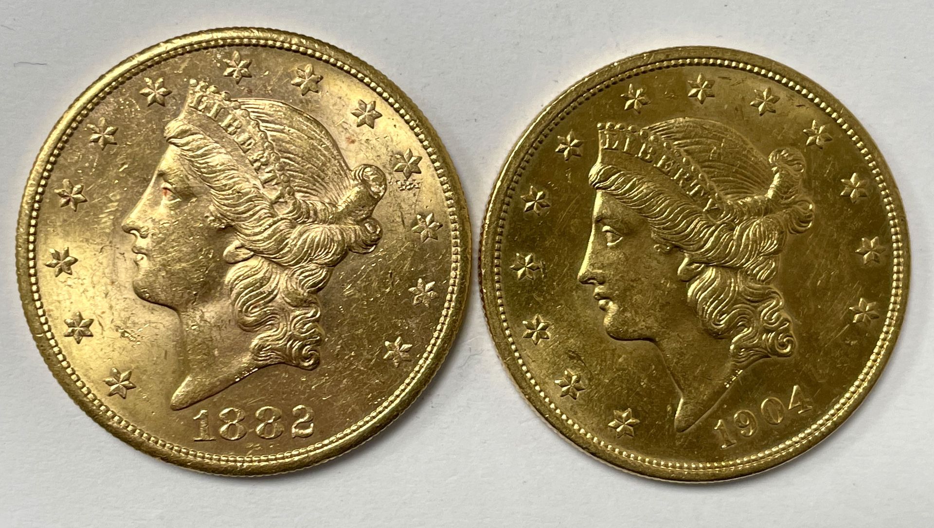 Null 
Deux pièces de 20 dollars or, 1882 et 1904.
