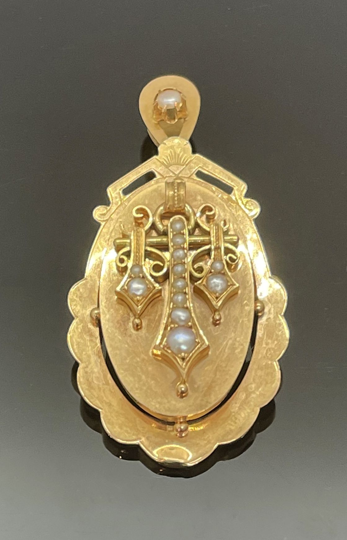 Null MEDAILLON照片架，可以形成一个750密耳的黄金胸针，装饰着应用的羊齿，加强了半珍珠。毛重5,97克