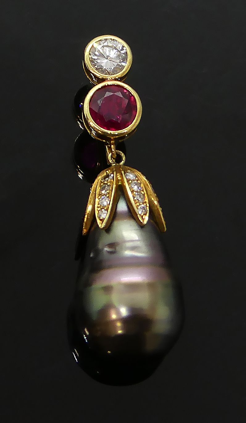 Null Yellow gold pendant set with a diamond and a round faceted ruby, the coroll&hellip;