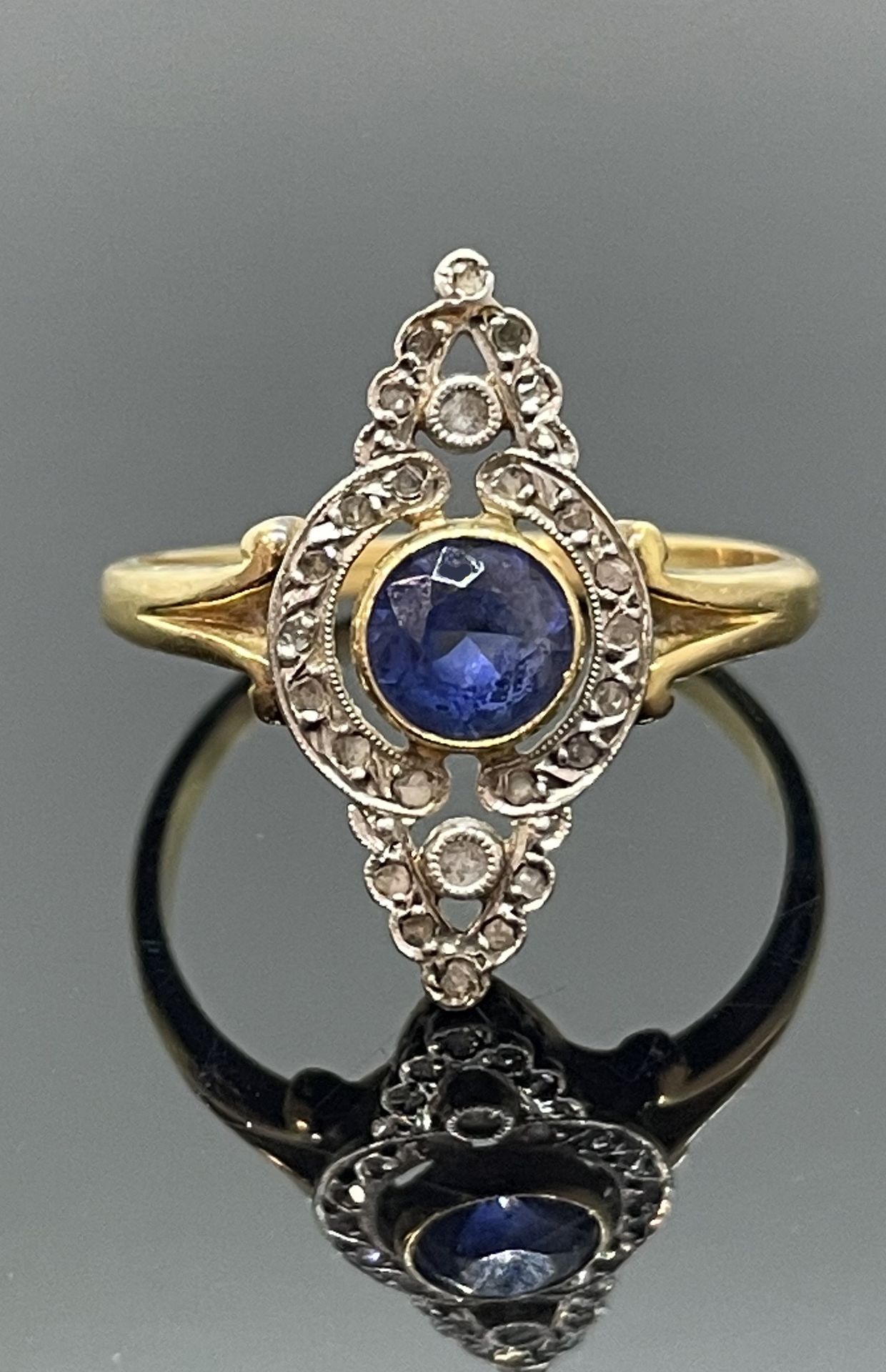 Null 两个750密耳金的戒指，表圈上镶嵌着ˆ粒玫瑰和一颗圆形刻面蓝宝石，在黄金上封闭式镶嵌。毛重3.5g TDD 60