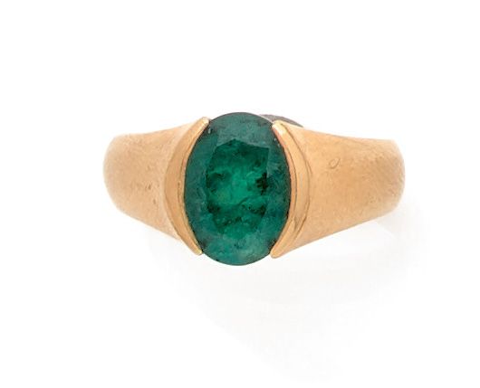 Null RING in yellow gold 750 mils. Set with an oval faceted emerald. Gross weigh&hellip;