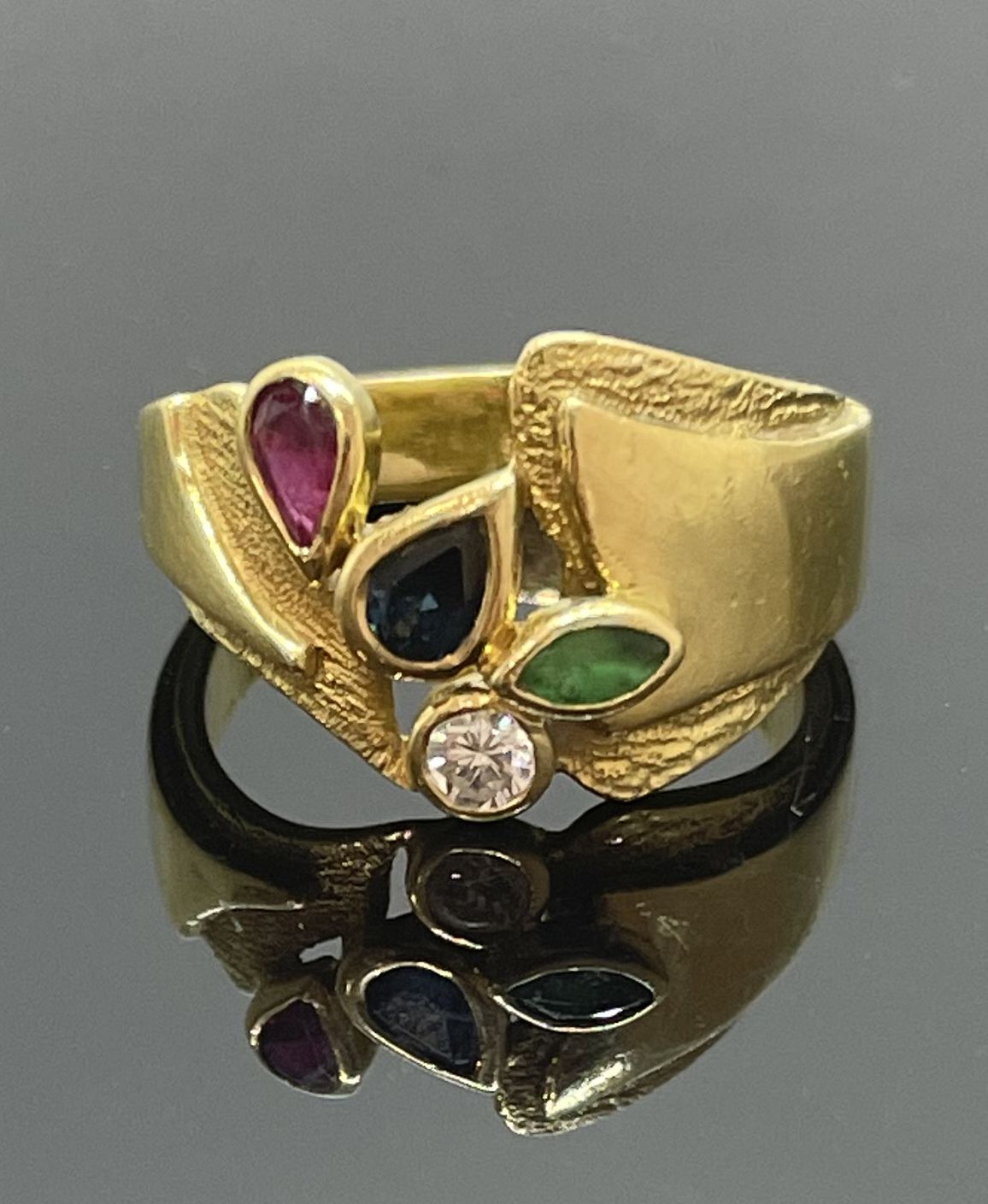 Null 750密耳黄金原版戒指，部分镶嵌红宝石、蓝宝石、梨形绿宝石和一颗明亮式切割钻石。毛重7.5g TDD 52/53