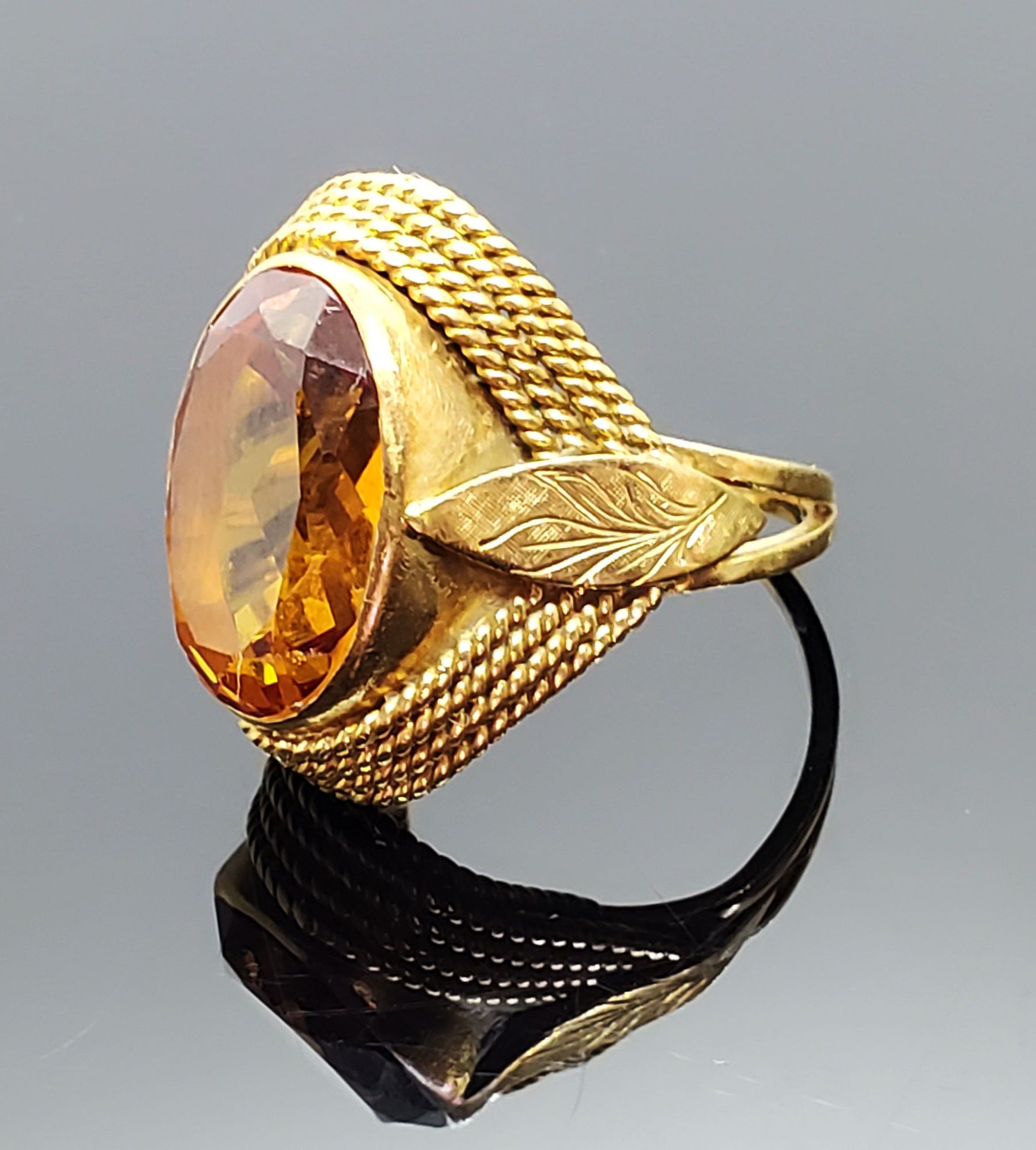 Null BAGUE in yellow gold 750 mil. ˆ motif of leaves and ropes set with a citrin&hellip;
