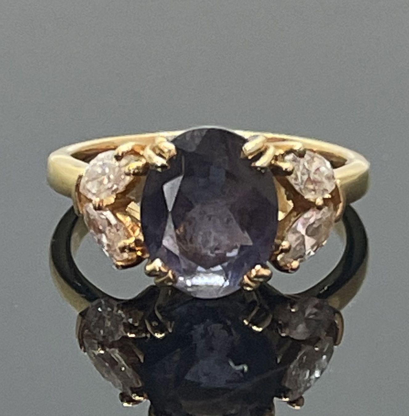 Null 750密耳黄金戒指，镶有一颗椭圆形琢面坦桑石和四颗脐带钻石。毛重4.4g TDD 54/55
