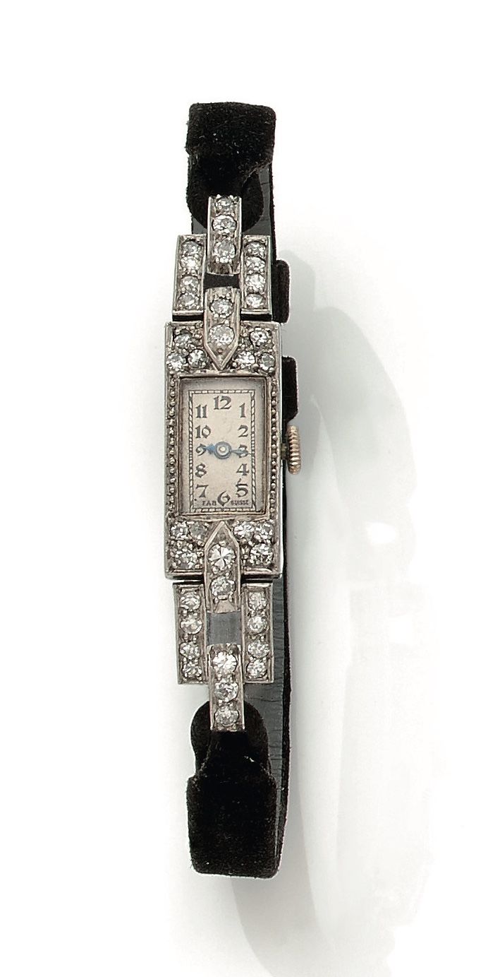 Null 铂金女士手镯表，表壳和表扣镶嵌钻石和玫瑰花。约1920年。毛重14.5克（报告腕部尺寸）