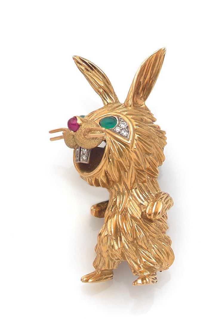 Null 
KUTCHINSKY "兔子 "宣传册，750密耳黄金，以一只兔子为主题，镶嵌8x8钻石，凸圆形红宝石和梨形蓝宝石。Goldsmith的标志。毛重2&hellip;