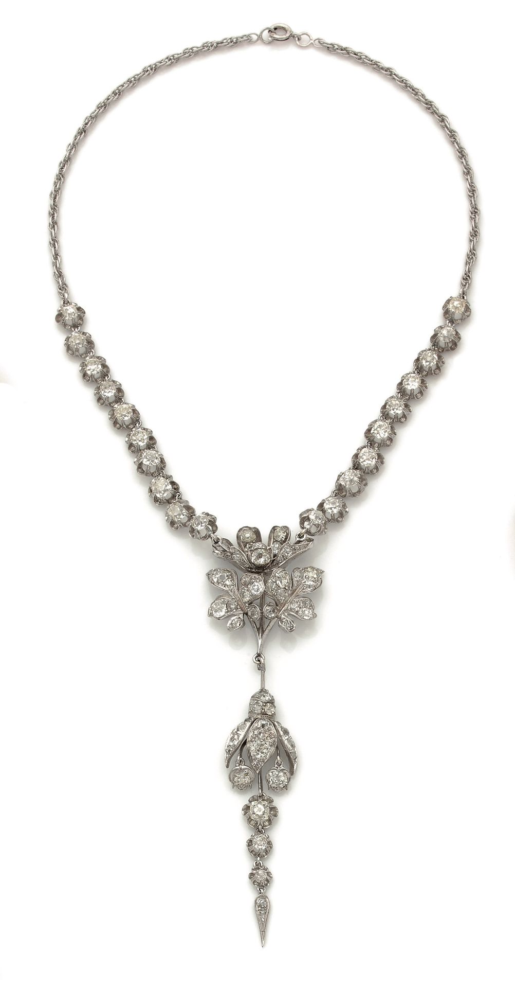 Null 一条银质项链，由镶嵌着玫瑰式切割钻石的胸针的一部分制成，项链上镶嵌着老式切割钻石。拿破仑三世时期（转型）。毛重24.1克