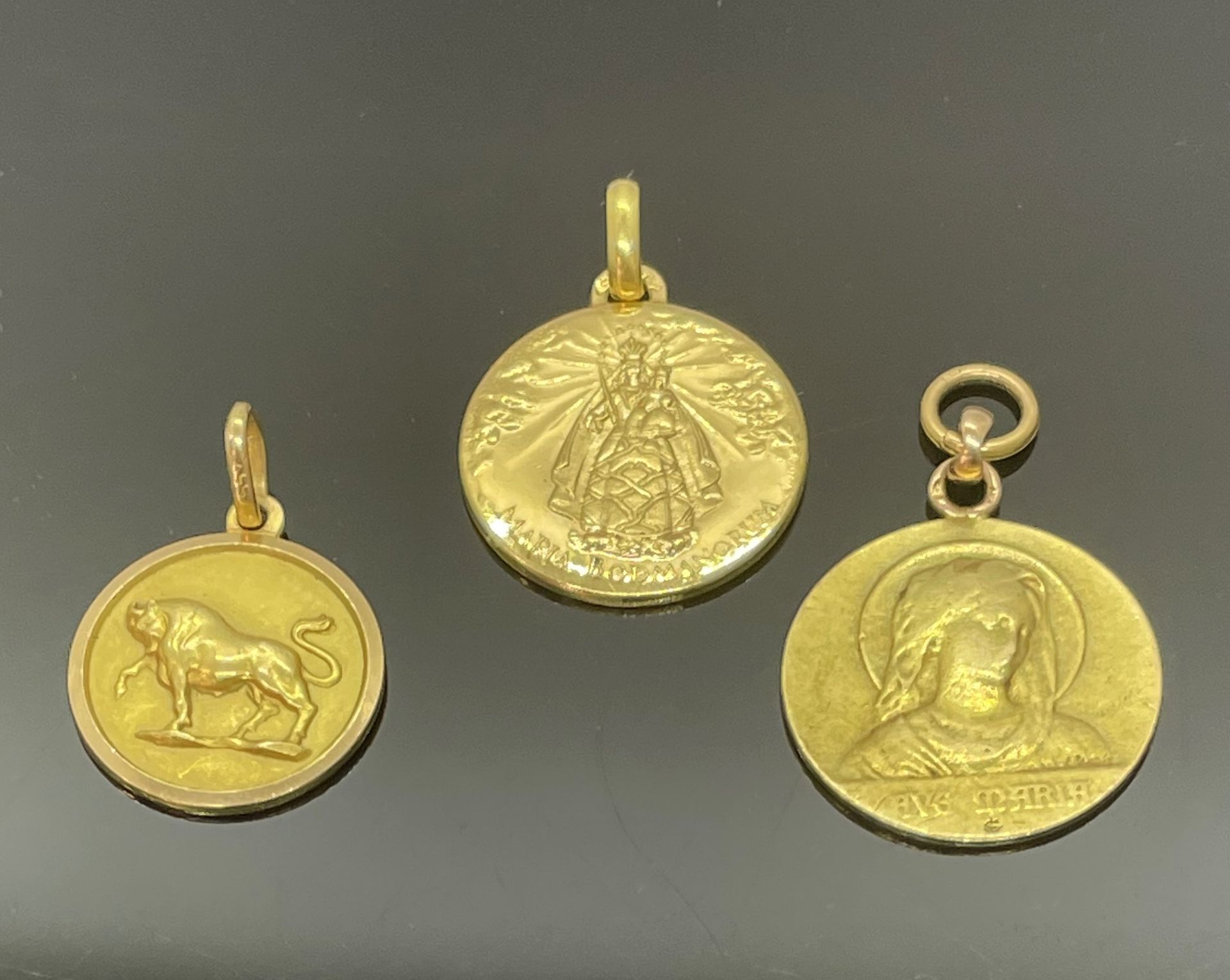 Null Three religious MEDALS in gold 750 mils. Poinon eagle head. Weight 14 g.