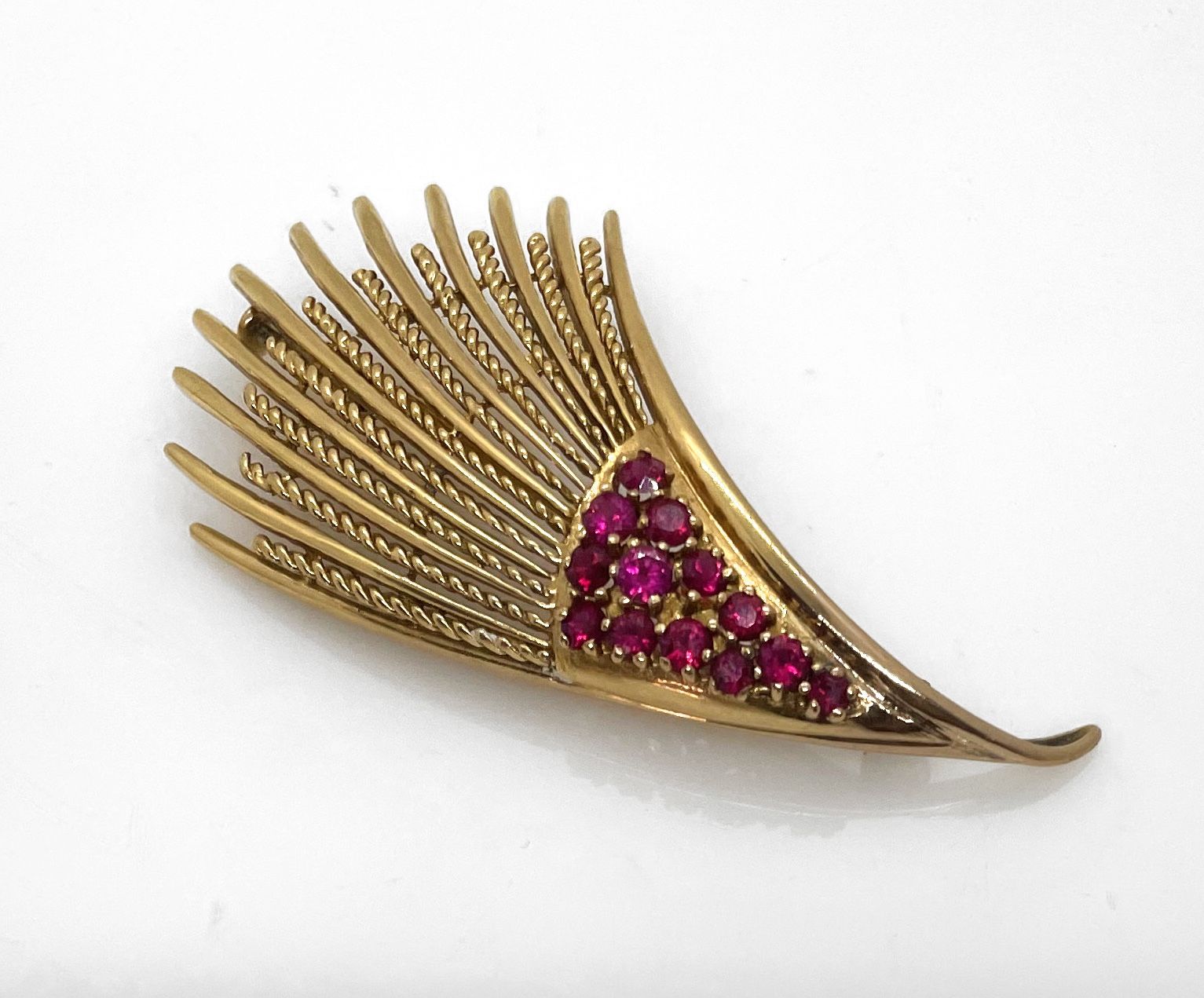 Null 750密耳黄金线 "扇形 "胸针，镶嵌有可能是合成的圆形红宝石的ˆ爪。约1940/1950年。毛重11,96克