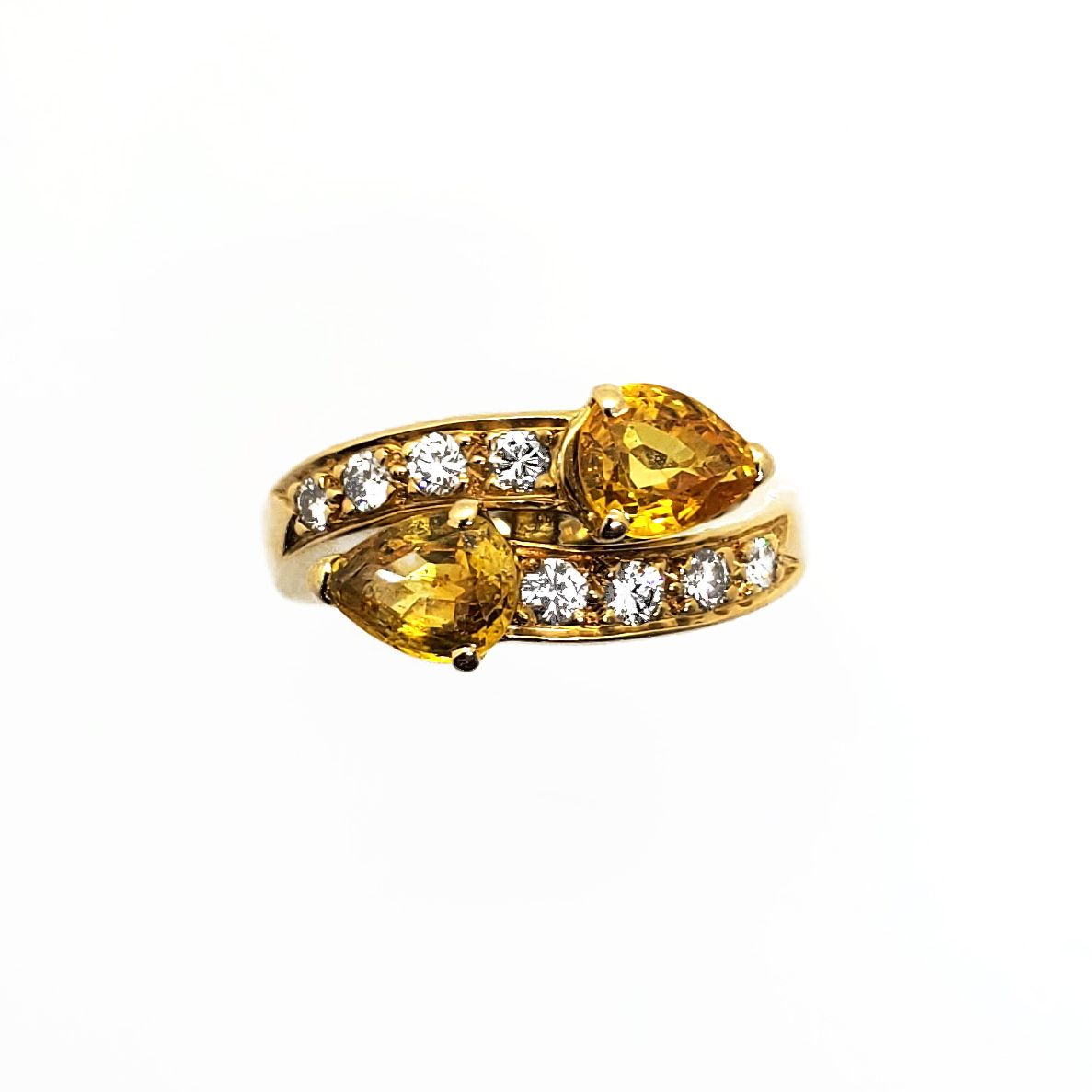 Null 你和我》，750密耳黄金，镶嵌两颗梨形切割的黄色蓝宝石，由两行四颗小型明亮式切割钻石延伸而成。毛重5.48克 TDD 52