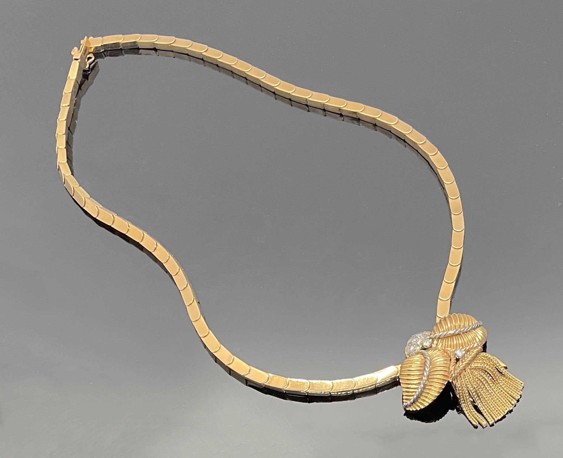 Null COLLIER en or jaune maille écaille, le motif central à deux feuilles affron&hellip;