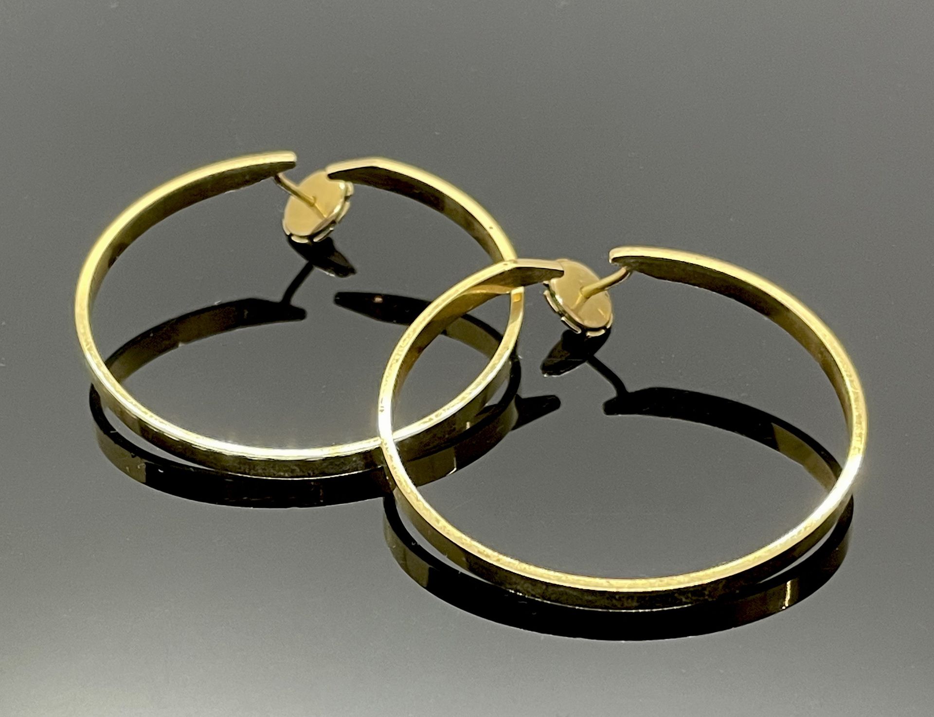 Null * Pair of CREOLES in yellow gold, the fixing systems in gold and silver all&hellip;