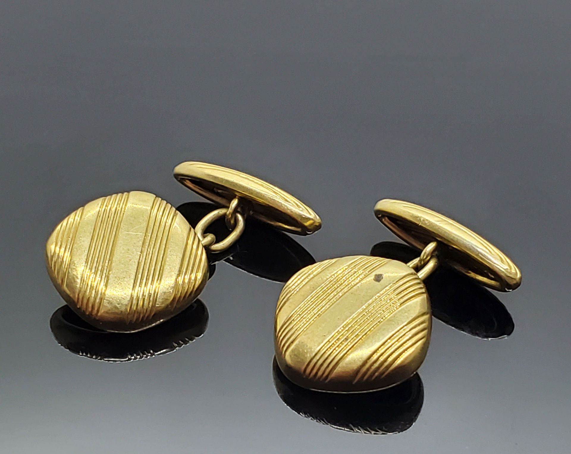 Null * Pair of yellow gold PUSH BUTTONS with stripes. Weight 5,3 g