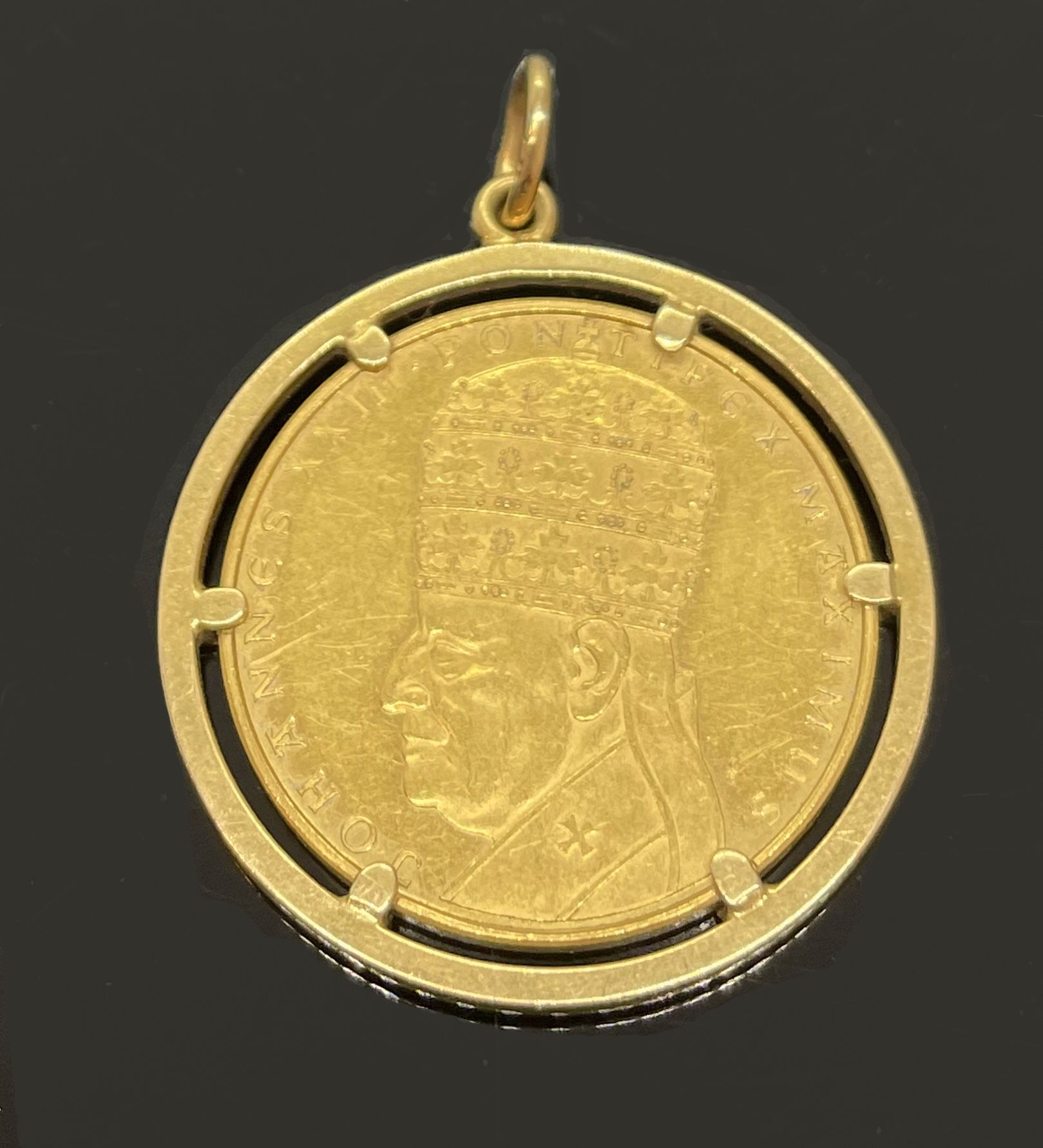 Null 750密耳黄金奖牌，上面有教皇约翰二十三世的肖像，作为吊坠安装。重量13.82克