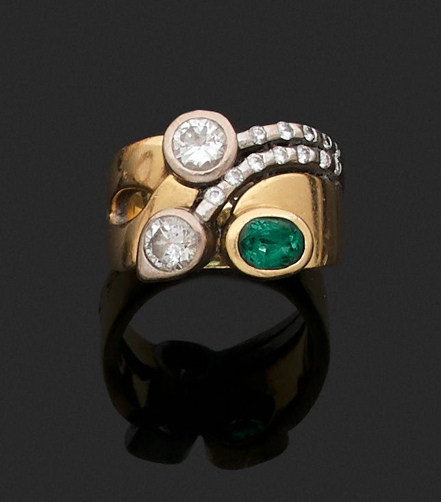 Null Josef KIEL. Grande anello traforato in oro 750 millesimi, con due diamanti &hellip;