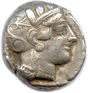 Null ATTICA - ATHENS 470-465 雅典娜头像在右边（眼睛在前面），戴着头盔，头盔上有顶盖和三片月桂树叶装饰。她戴着耳环和一条珍珠项链。R&hellip;