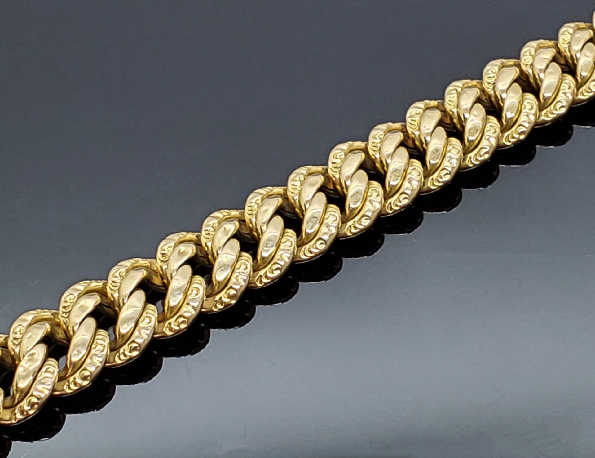 Null Gourmet-Armband aus 750 Mil. Gelbgold, das eine Goldmedaille mit der Jungfr&hellip;