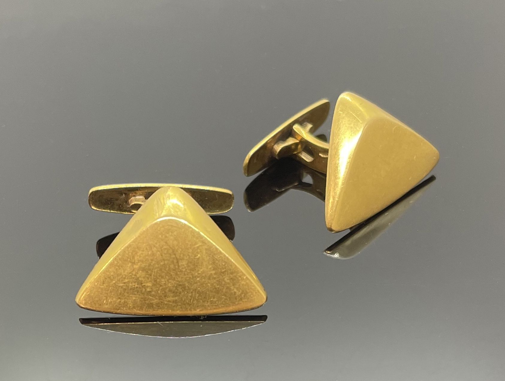 Null Pair of triangular-shaped HANDLEBAR BUTTONS in yellow gold 750 mils. Signed&hellip;