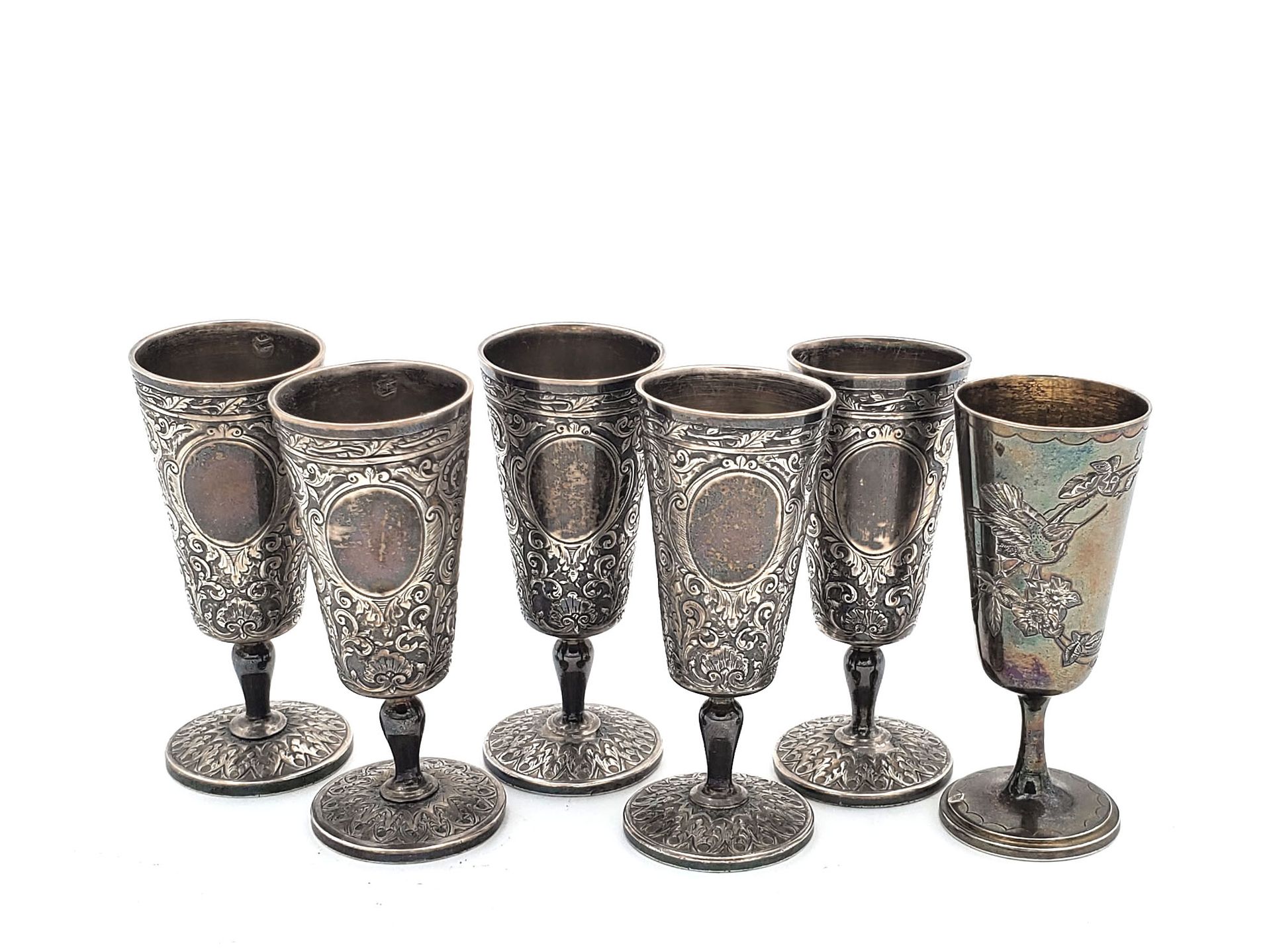 Null 俄罗斯风格的五件银质酒瓶组，其托盘上刻有图案。19世纪末，20世纪初。附上一个类似型号的高脚杯。重量245克，高8厘米