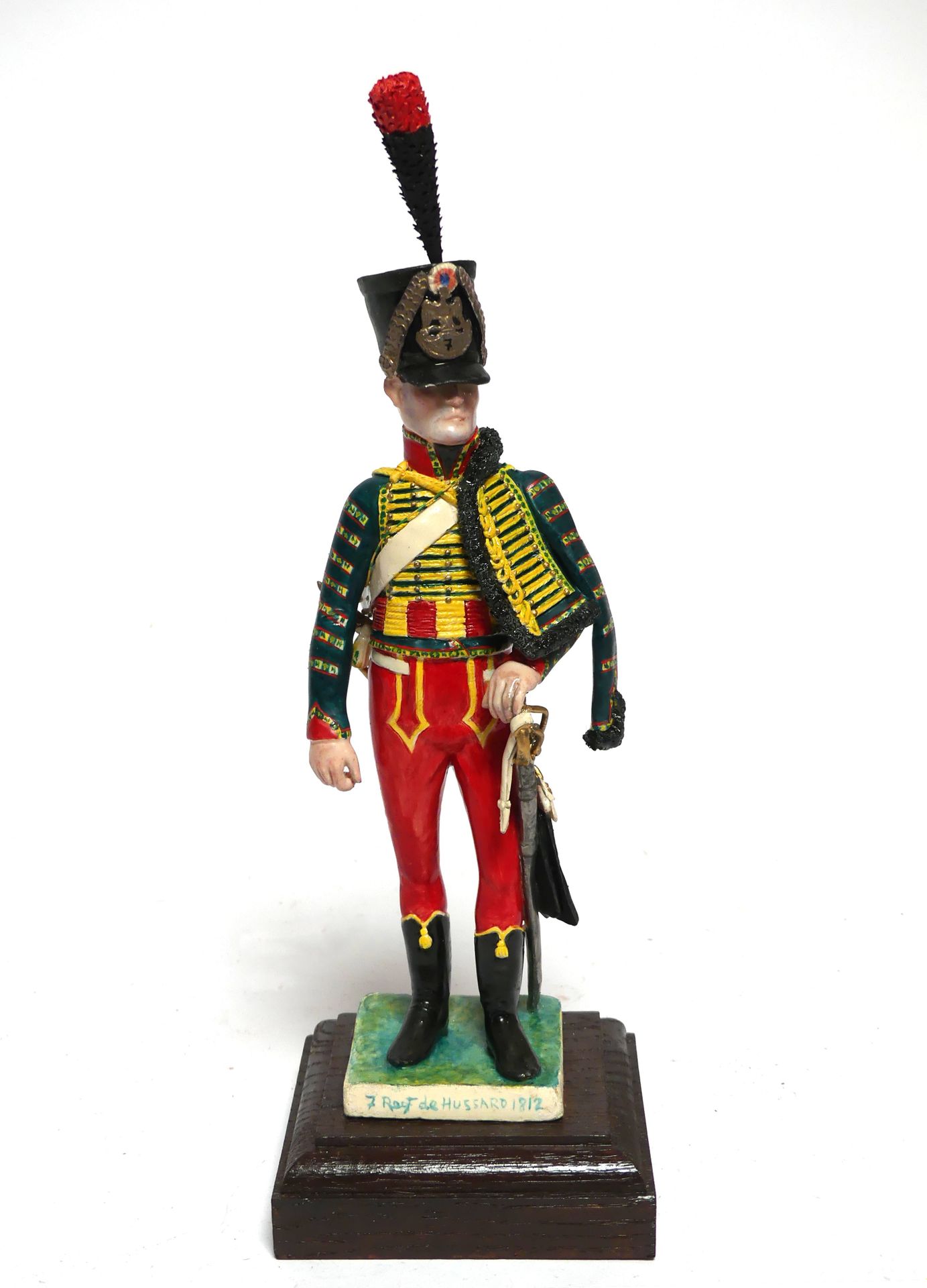 Null 伯纳德-贝鲁克（1949-）1812年第七次轻骑兵。签署的陶瓷主题。高33厘米