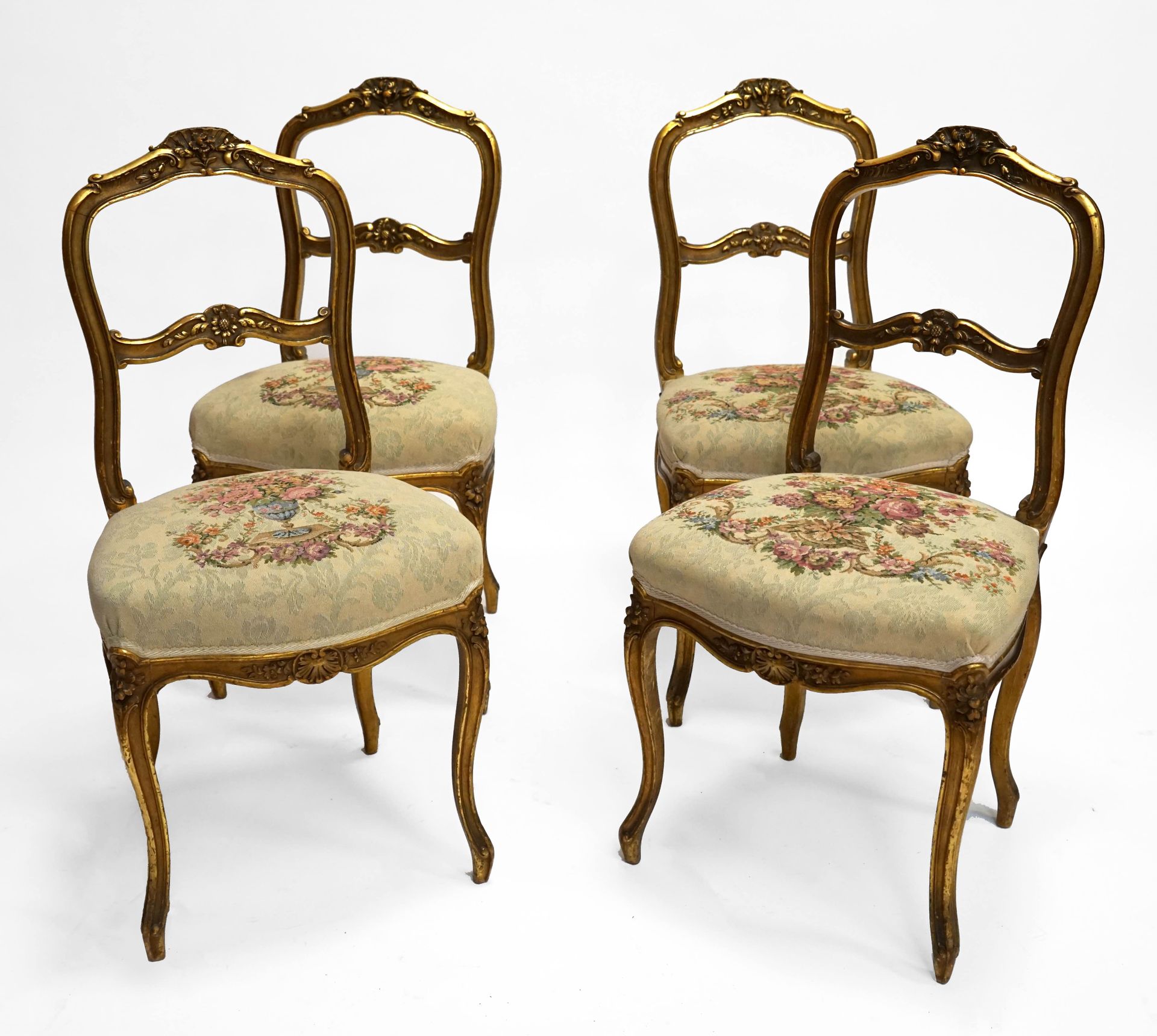 Null 一套四把路易十五风格的镀金木椅。一把灰色漆面的木质小椅子，有藤条靠背和座位，路易十六风格（穿）。