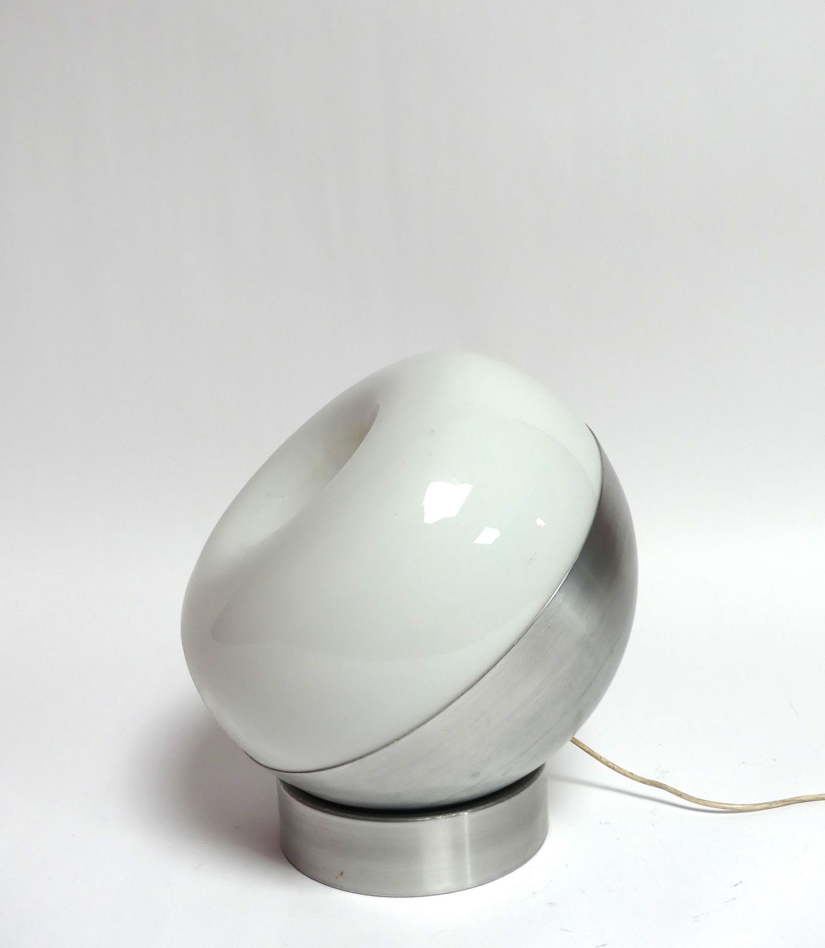 Null * Lámpara de mesa esférica de metal cepillado y cristal blanco sobre una ba&hellip;