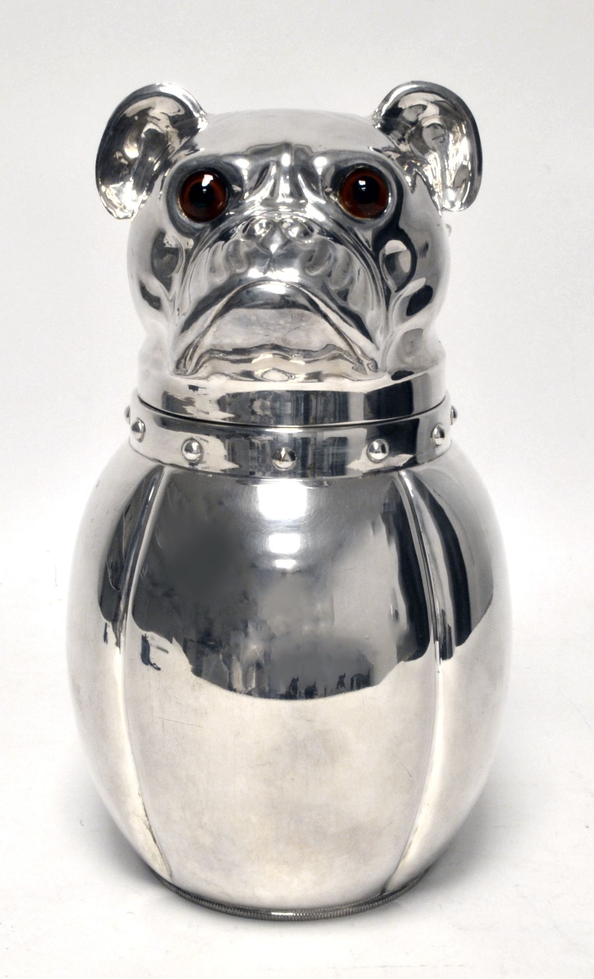 Null 原有的镀银公牛犬水桶，底座是一个带捏筋的球的形状，倾斜的头是一个公牛犬的头的形状，眼睛是棕色和黑色的玻璃，（小的凹陷，盖子的铰链有待修改）。高30厘米