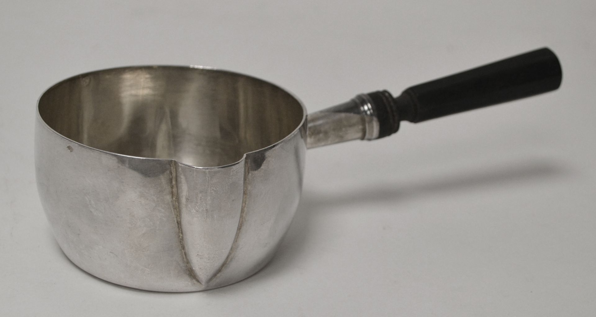 Null CASSEROLE with SAUCE in silver and wood, with flat bottom, handle with cut &hellip;