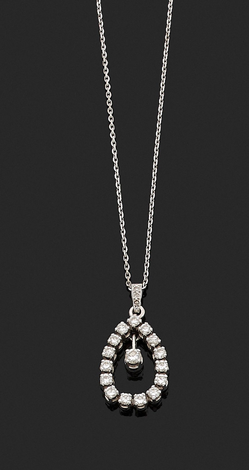 Null 镶嵌钻石的白金吊坠，手持一颗较大的钻石作为吊坠，其白金链。毛重3.67克 长38.5厘米 高33毫米