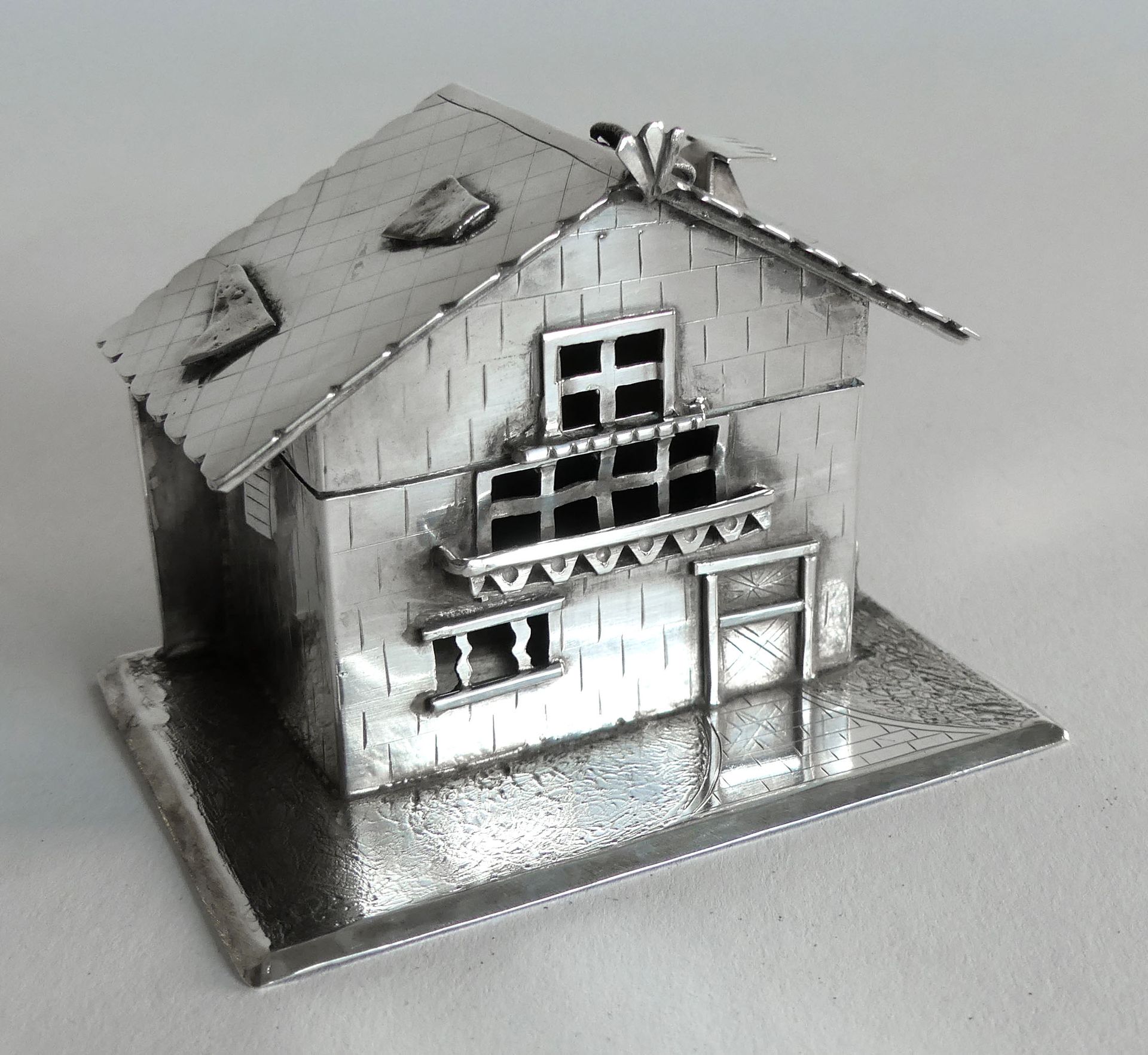 Null BOULGARIS（在BULGARI之前）。银质盐盒，形状为伊兹巴，屋顶开口，半开的窗户，侧边的楼梯，风格化的草坪，签名：7 x 9 cm.重量152&hellip;