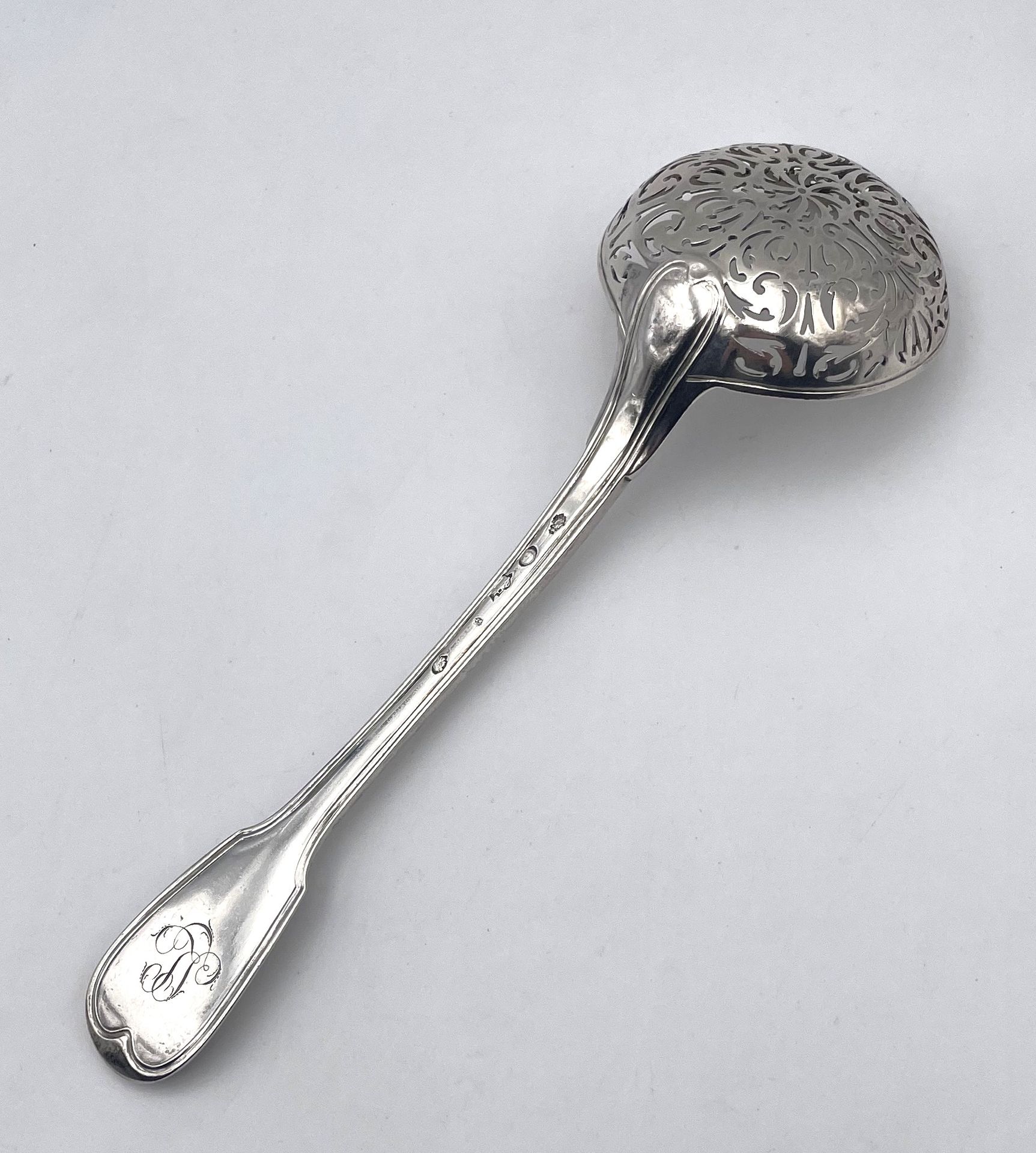 Null 大型银质SAUPOUDRER SPOON，锉刀模型，铲子上刻有图案。巴黎，1789年，部门标记，年份VI。重量117克