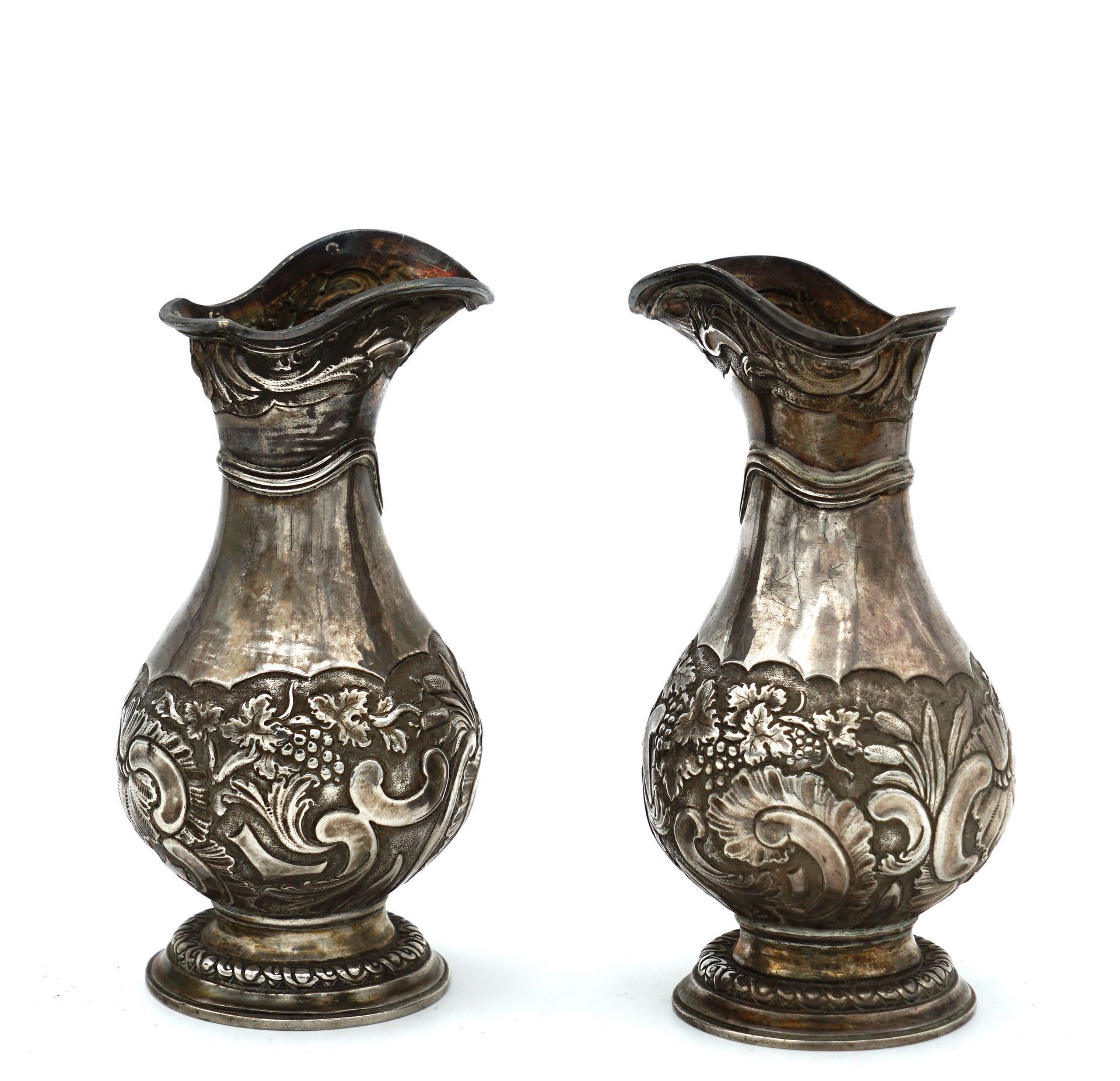 Null Pair of silver BURETTES on pedestal with repoussé decoration of gadroons, s&hellip;