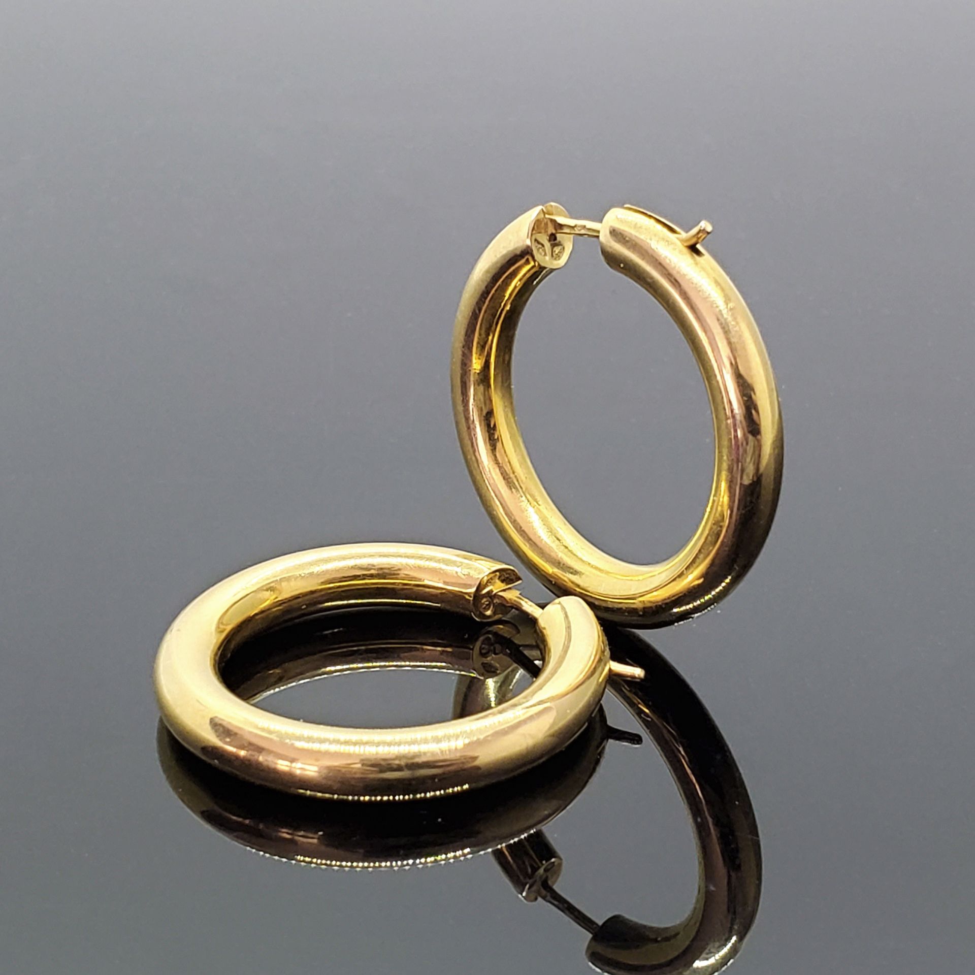 Null Pair of CREOLES in plain yellow gold 750 mils. Weight 9,9 g D. 3,3 cm