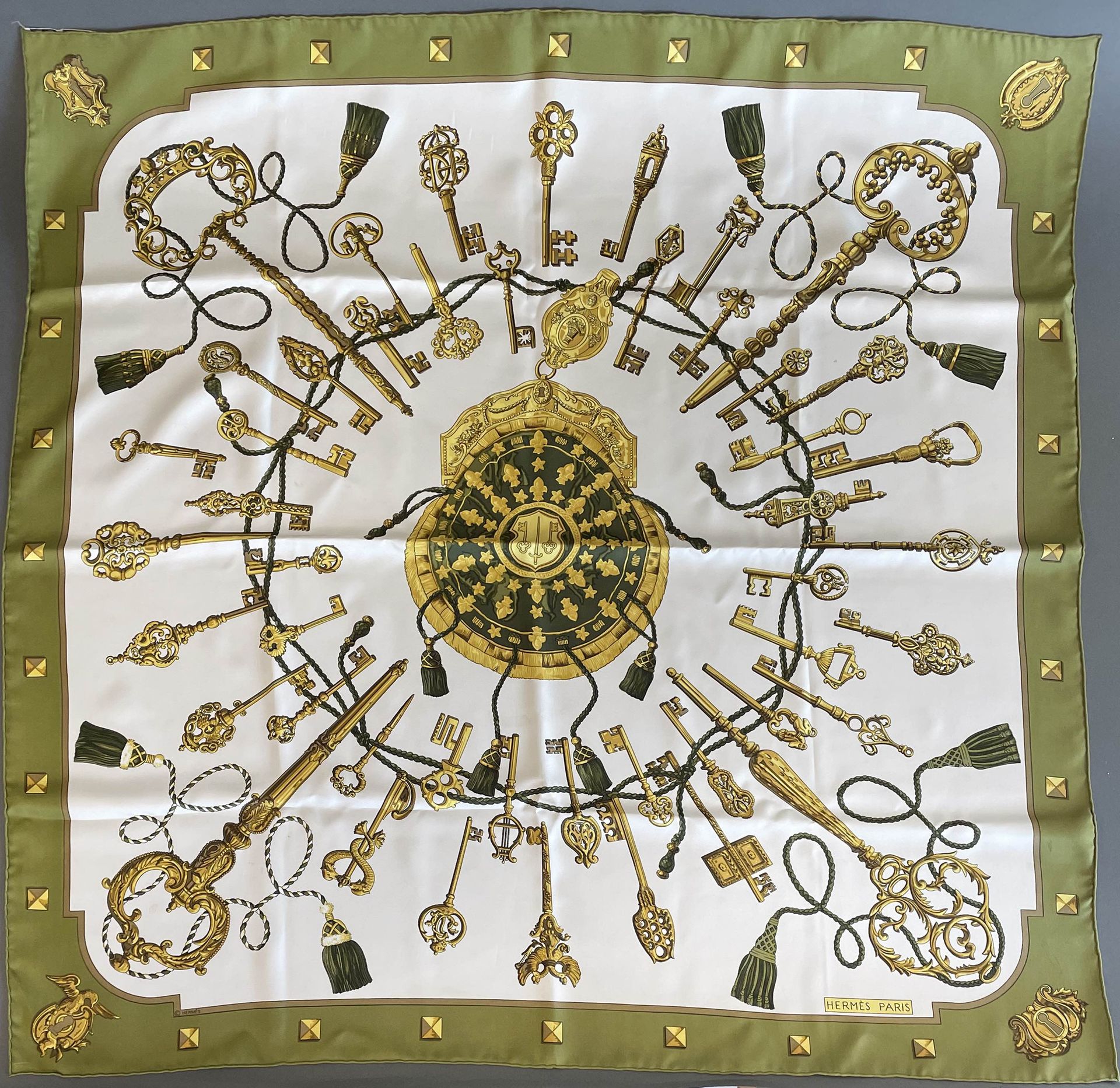 Null HERMES Paris, quadrato di seta decorato con chiavi e cordoni di passementer&hellip;