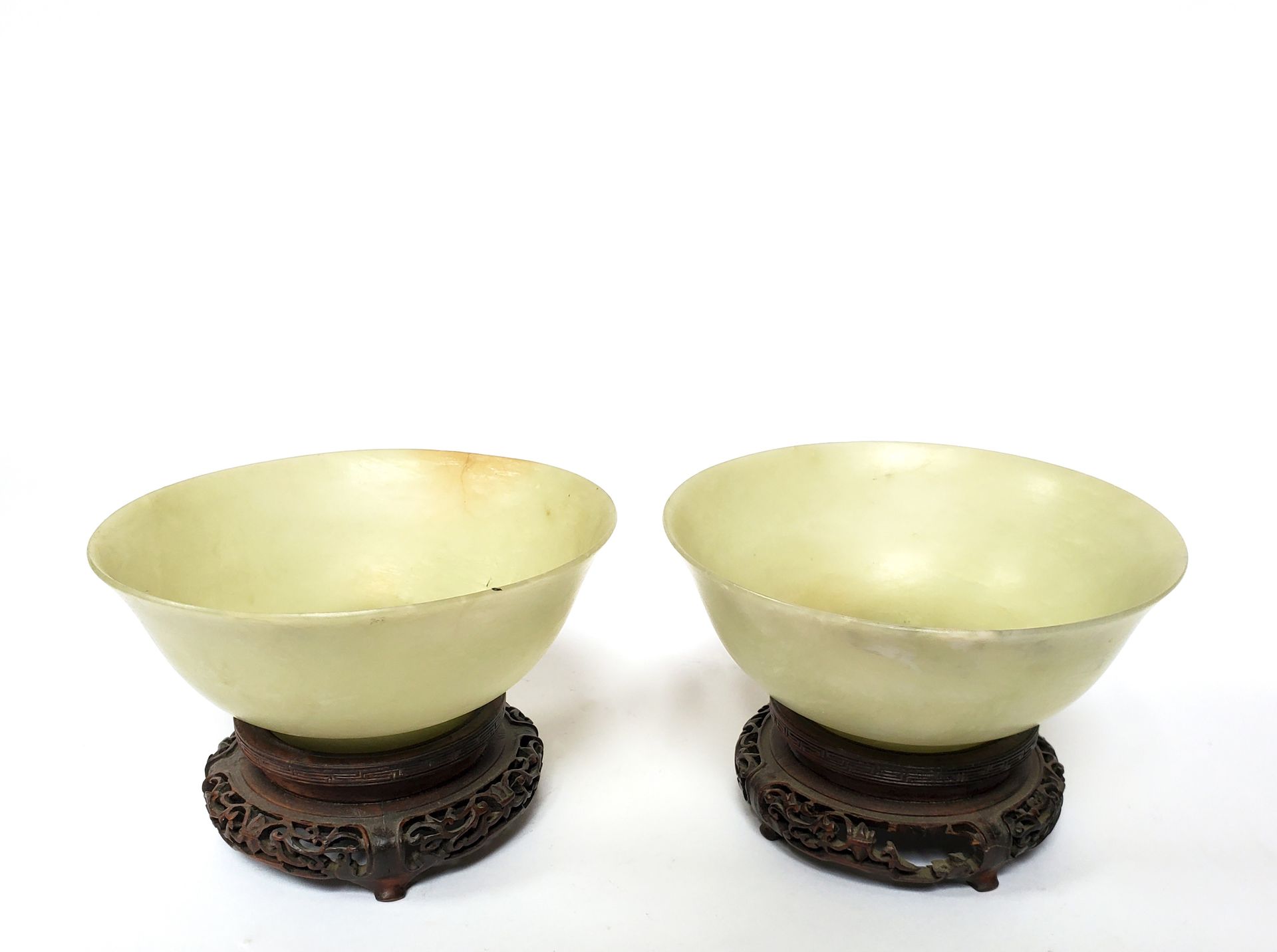 Null 
*CHINA Pair of celadon serpentine CUPS 5.5 x 13 cm The base in cut wood.
