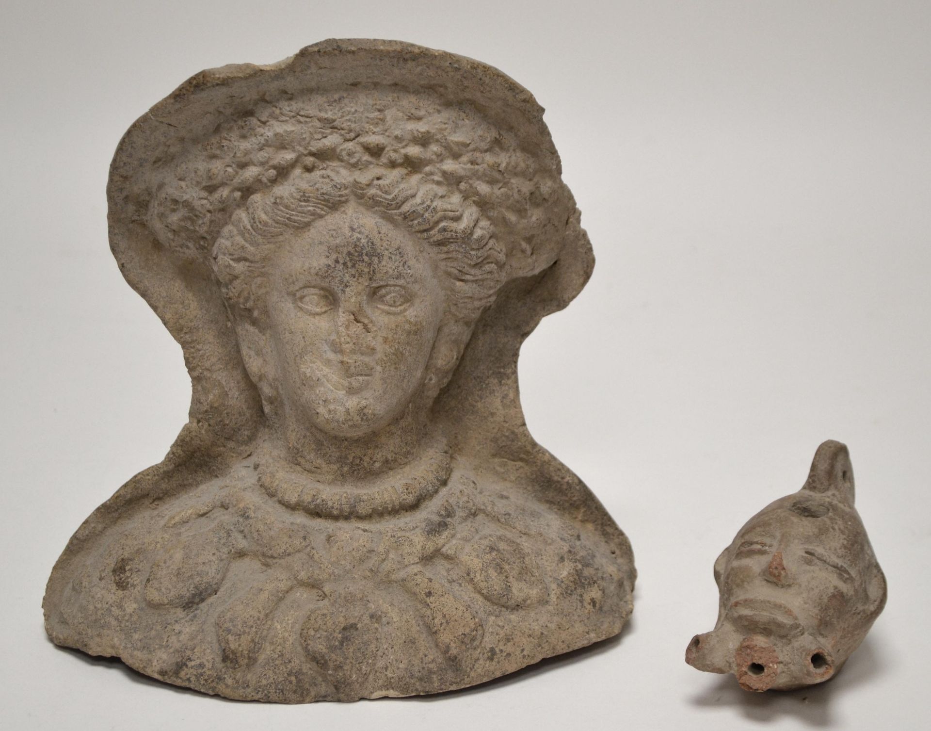 Null 大希腊，希腊化时期（品味） 维纳斯的陶俑头像。(事故、修复和丢失的零件）。22 x 20 x 12 cm 古代兵马俑的头部（碎片）。高9厘米