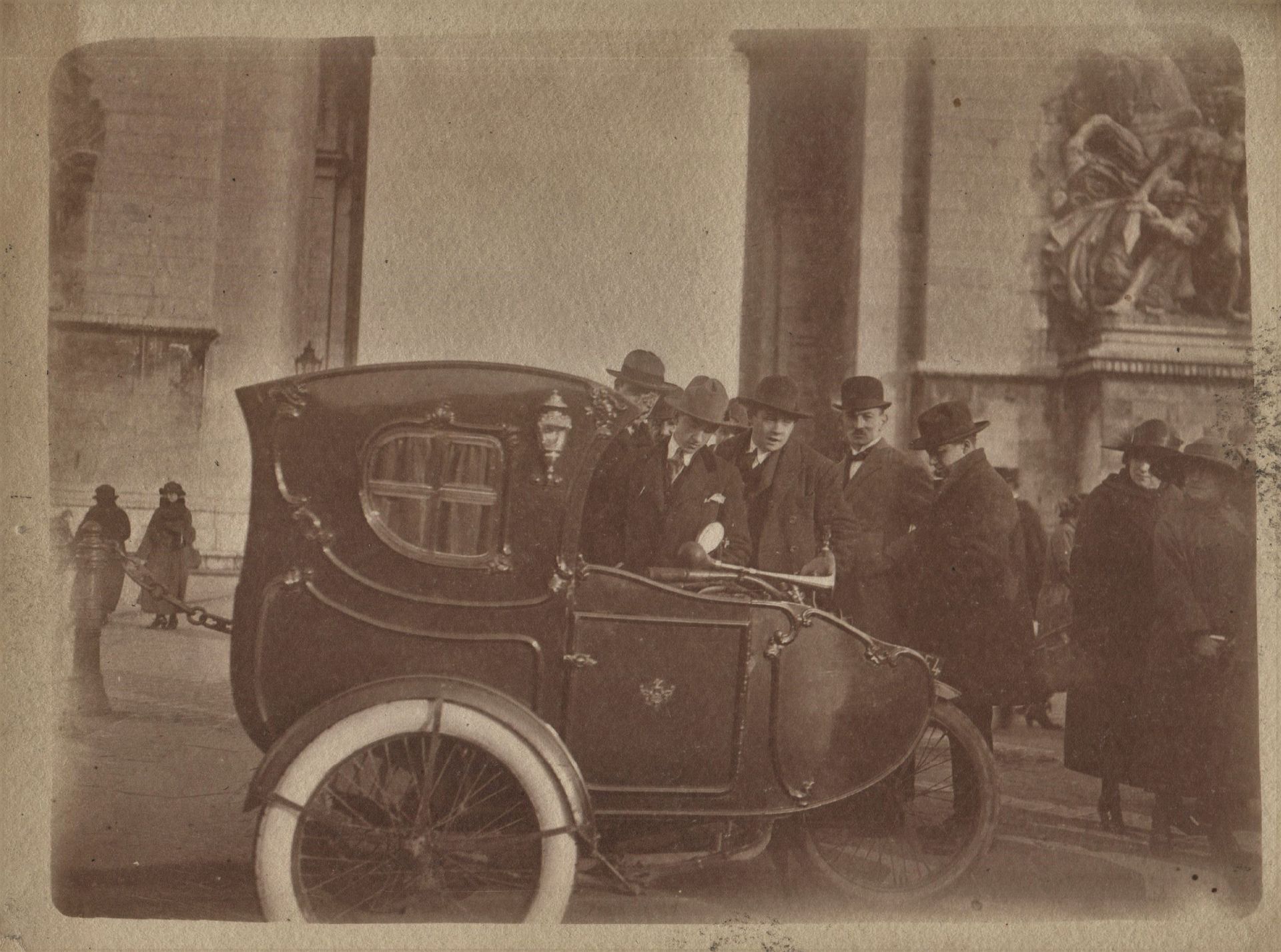 Null 在巴黎和巴黎地区，哈雷挎斗、豪华轿车、"公爵"、"路易十五"。罕见的一套8张银质摄影作品，背面有手写的注释，大约在1920年，平均尺寸为8 x 11厘&hellip;