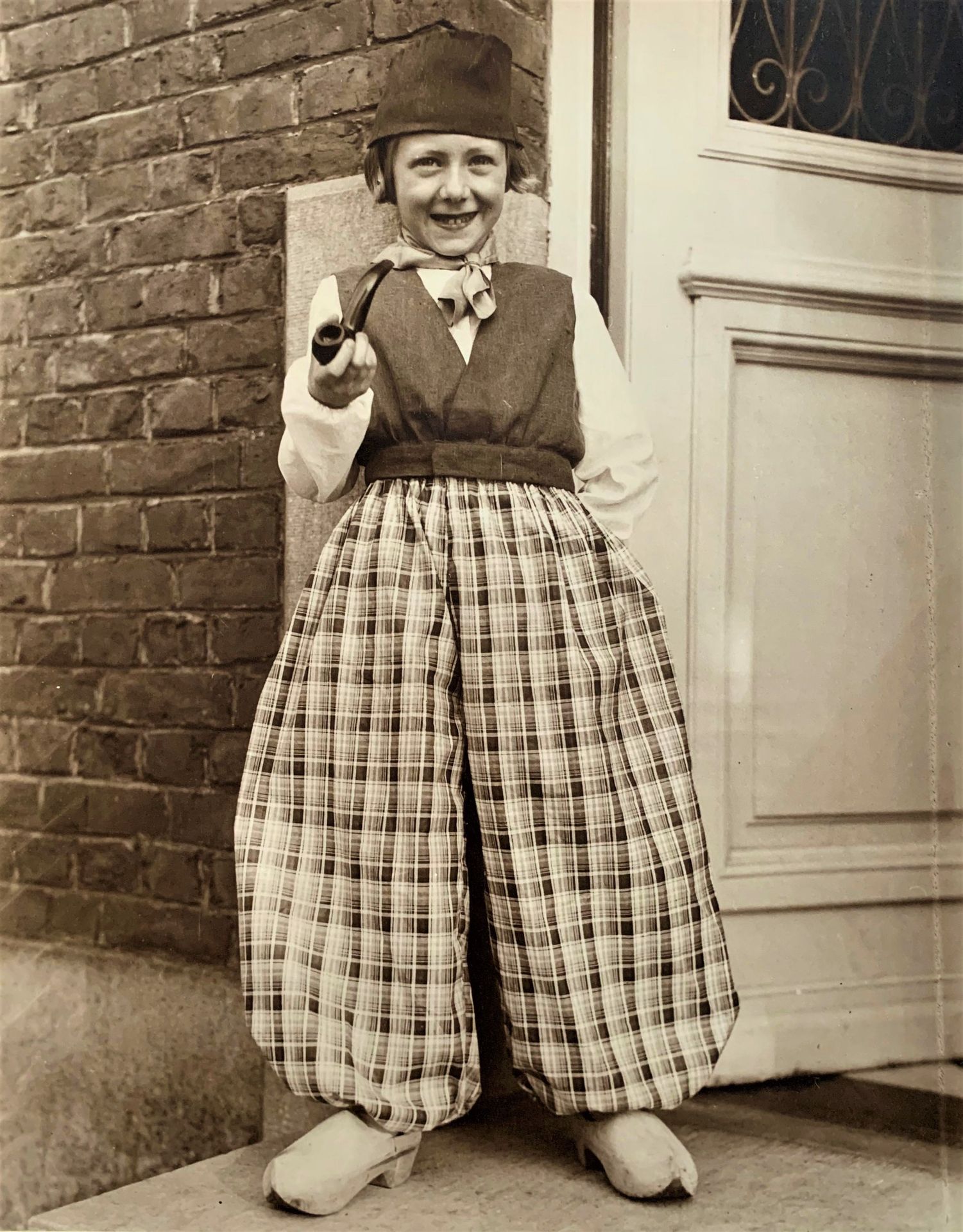 Null 来自荷兰的年轻女孩。大型银质摄影作品，约1930年，尺寸为29.5 x 23。一张有趣的照片。