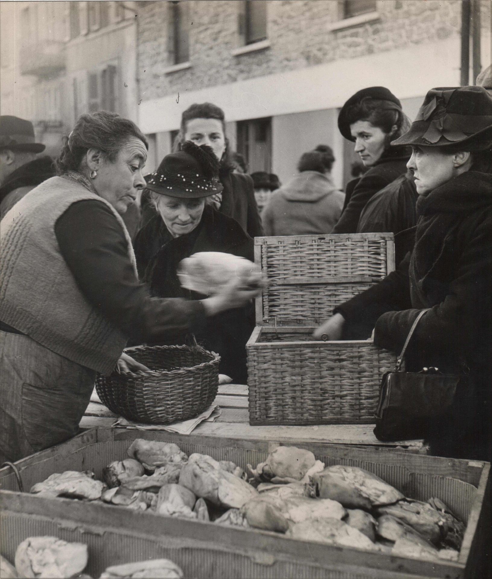 Null 罗伯特-杜伊斯诺（1912-1994）。里尼亚克的鹅市场，地段。银质摄影作品，版画背面印有 "Photo Robert Doisneau 46 pla&hellip;