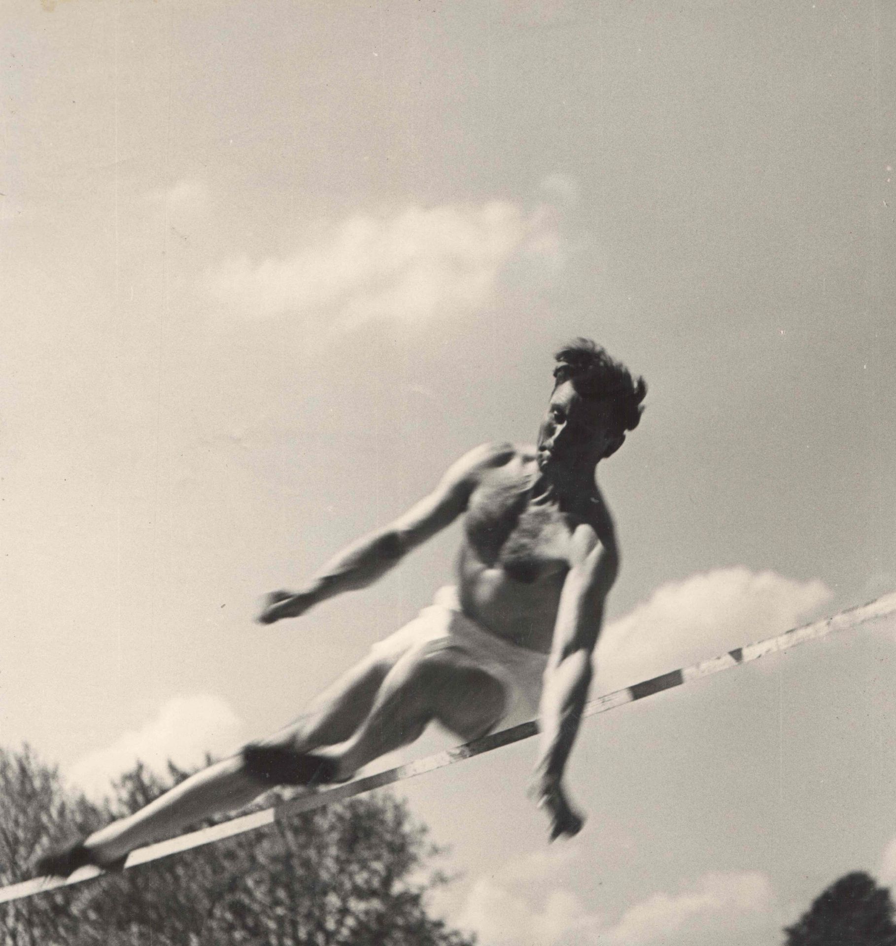 Null 罗杰-帕里（1905-1977）。田径：跳高、滑绳。一套2张银质摄影作品，背面在旧层板的痕迹下印有 "PARRY PHOTO"，大约在1930年。尺寸&hellip;