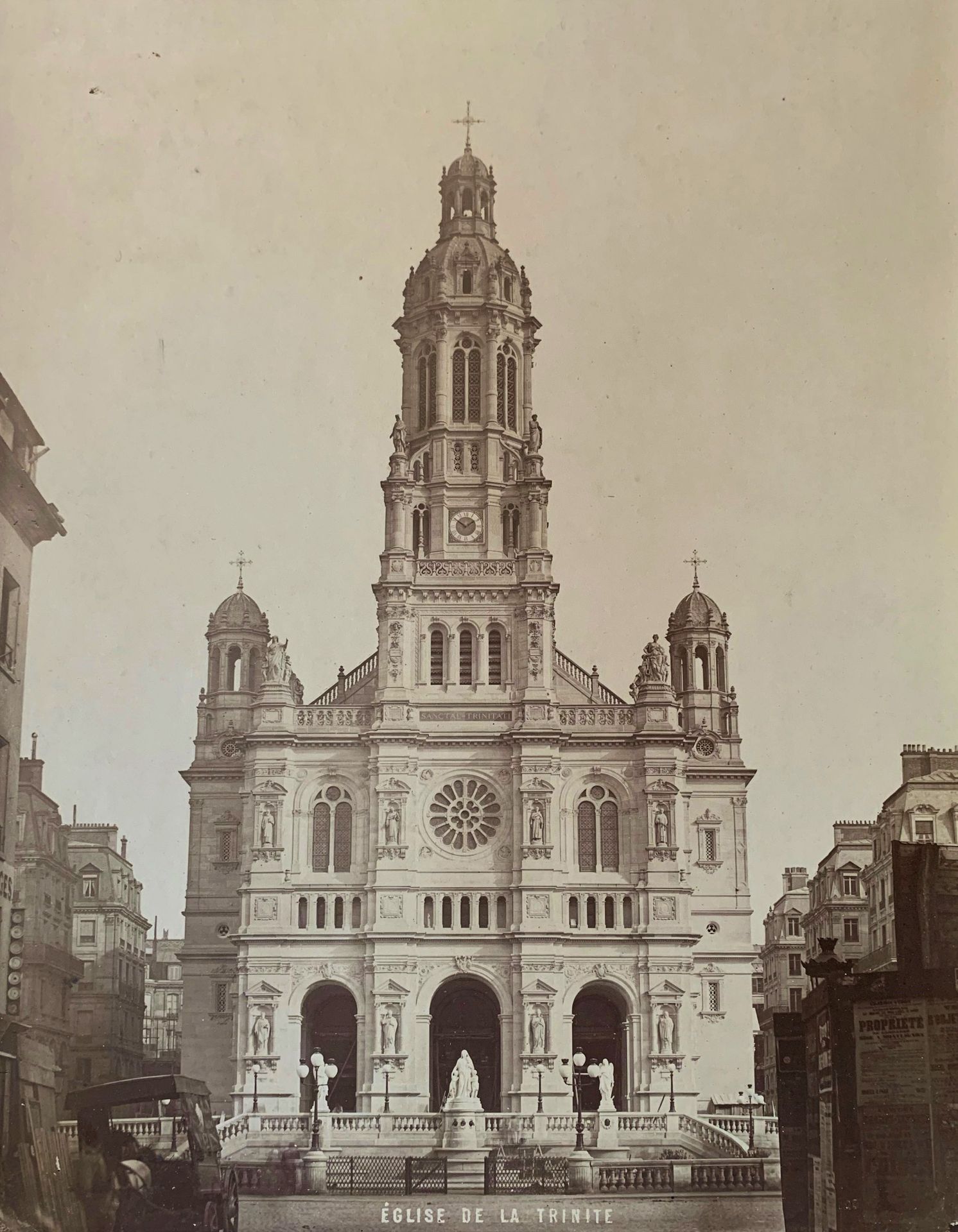 Null 巴黎圣三一教堂的外墙。照片印在蛋白纸上，装在纸板上，约1870年，尺寸为25.6 x 19.8厘米。完美的状态。这座教堂是作为第二帝国时期巴黎改造的一&hellip;