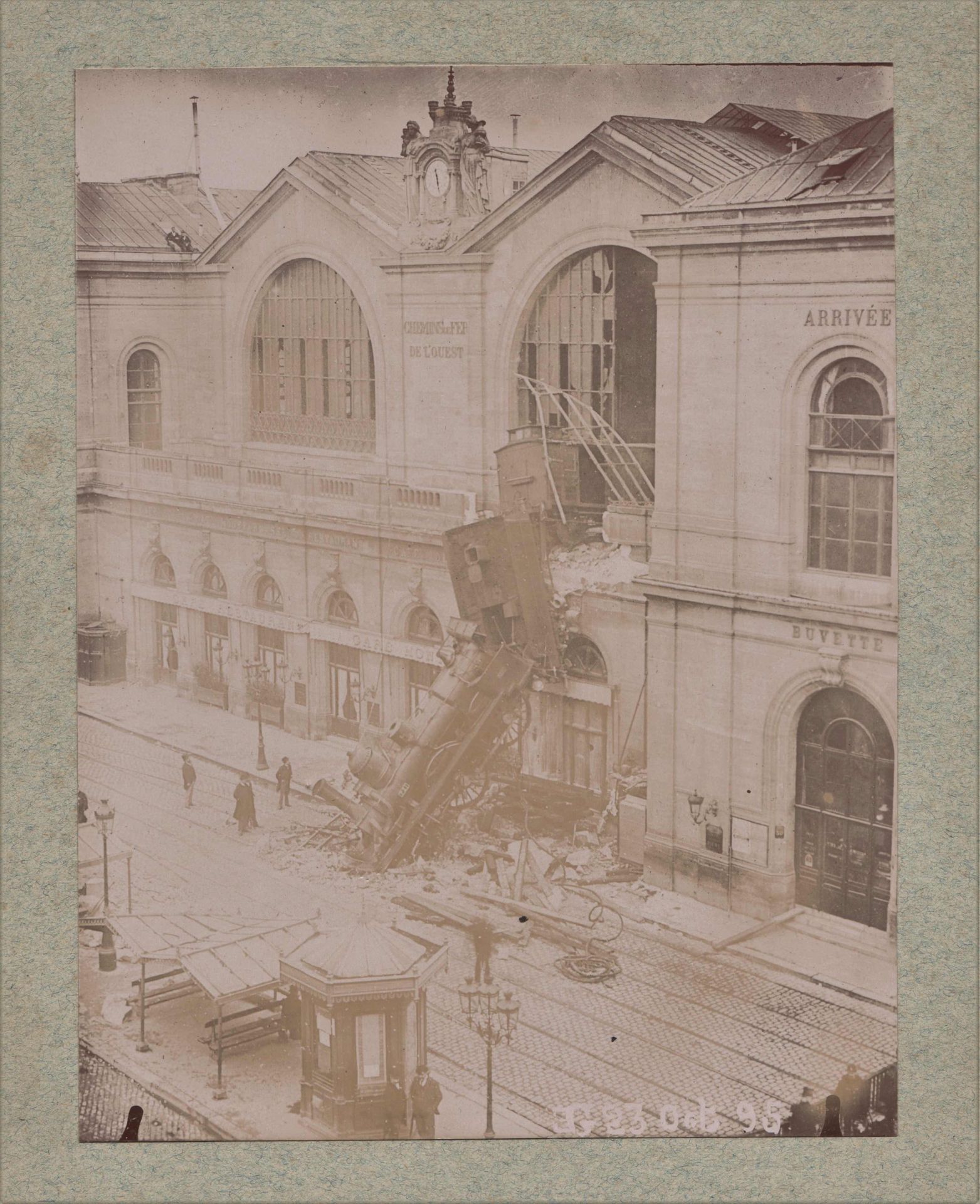 Null 蒙帕纳斯车站的事故，1895年10月22日。柠檬酸纸上的复古印刷品，粘贴在纸板上，约1900年，尺寸为16.4 x 12.5厘米。完美的状态。