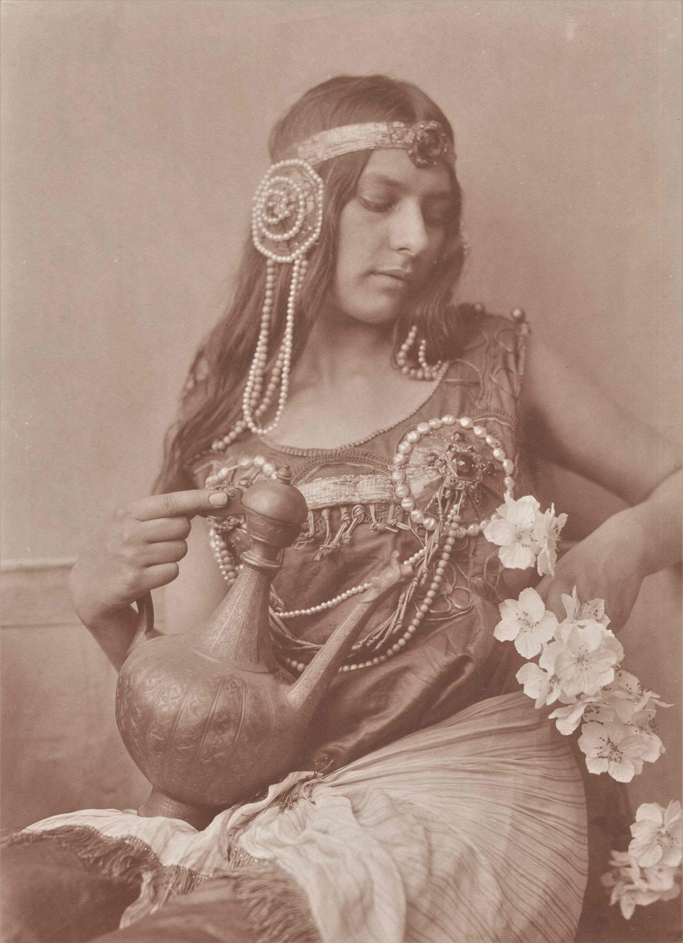 Null Jeune femme en tenue Orientale. Epreuve photographique argentique sur papie&hellip;