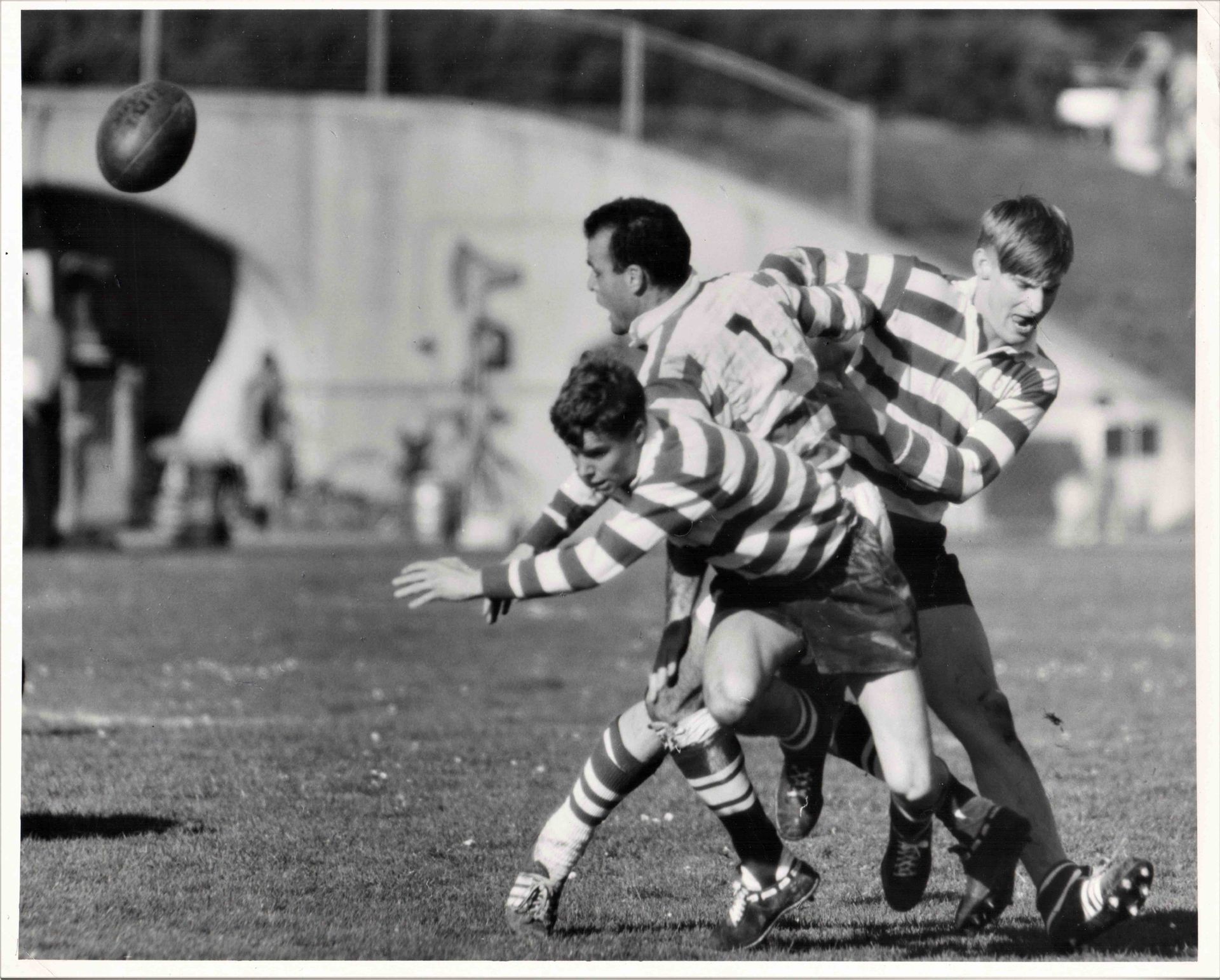 Null Tom Clark. Match de Rugby. Epreuve photographique argentique, tampon au dos&hellip;