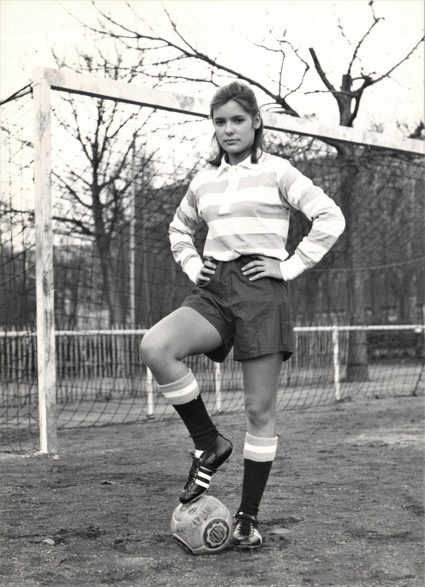 Null Gérard Oriol. Spielerin auf dem Fußballfeld. Fotografischer Silberabzug, St&hellip;