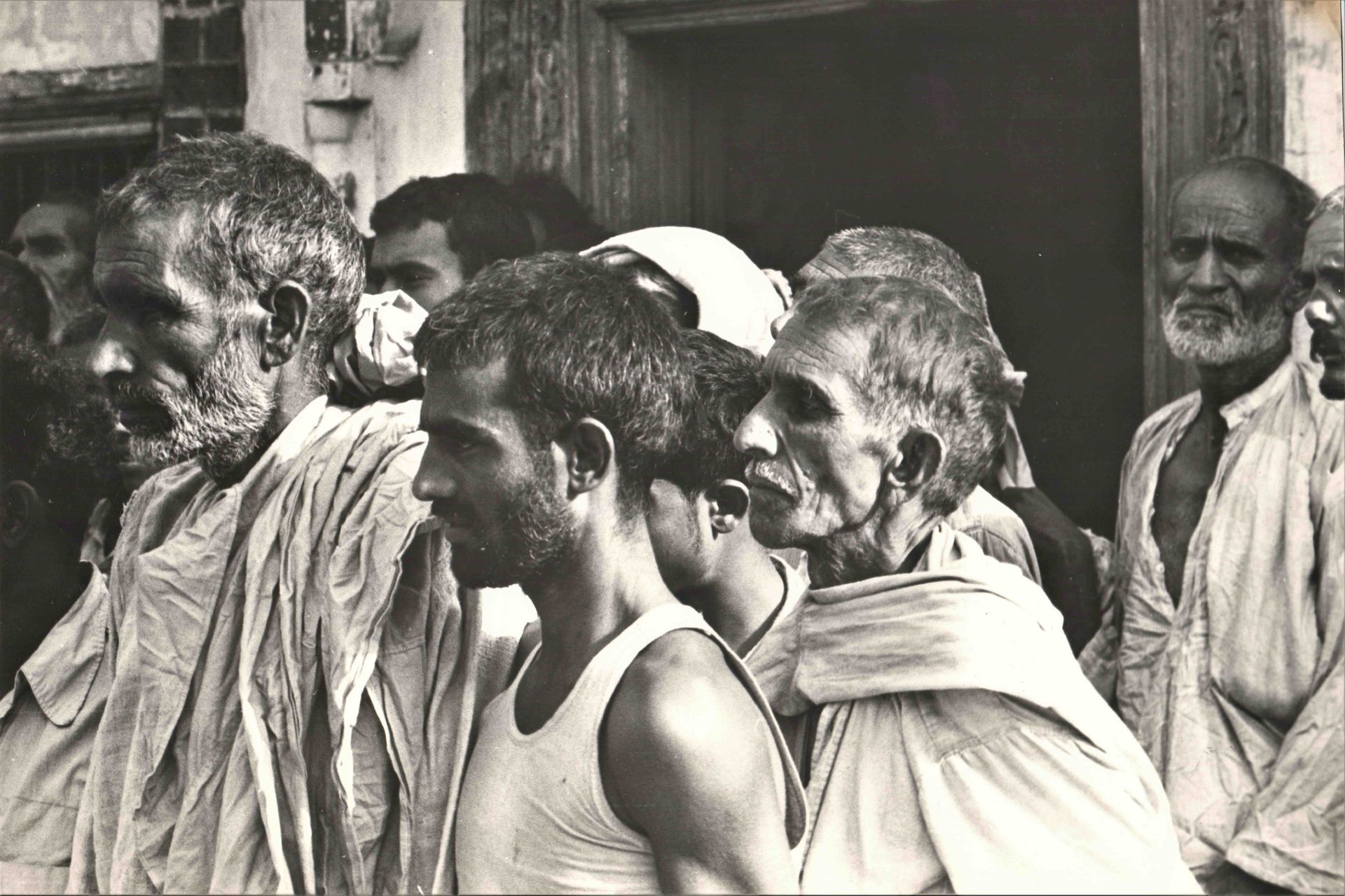 Null 在一个冲突地区的报道，可能是巴基斯坦。一套3幅银质摄影作品，约1970年，平均尺寸30 x 20厘米。非常强烈的照片。