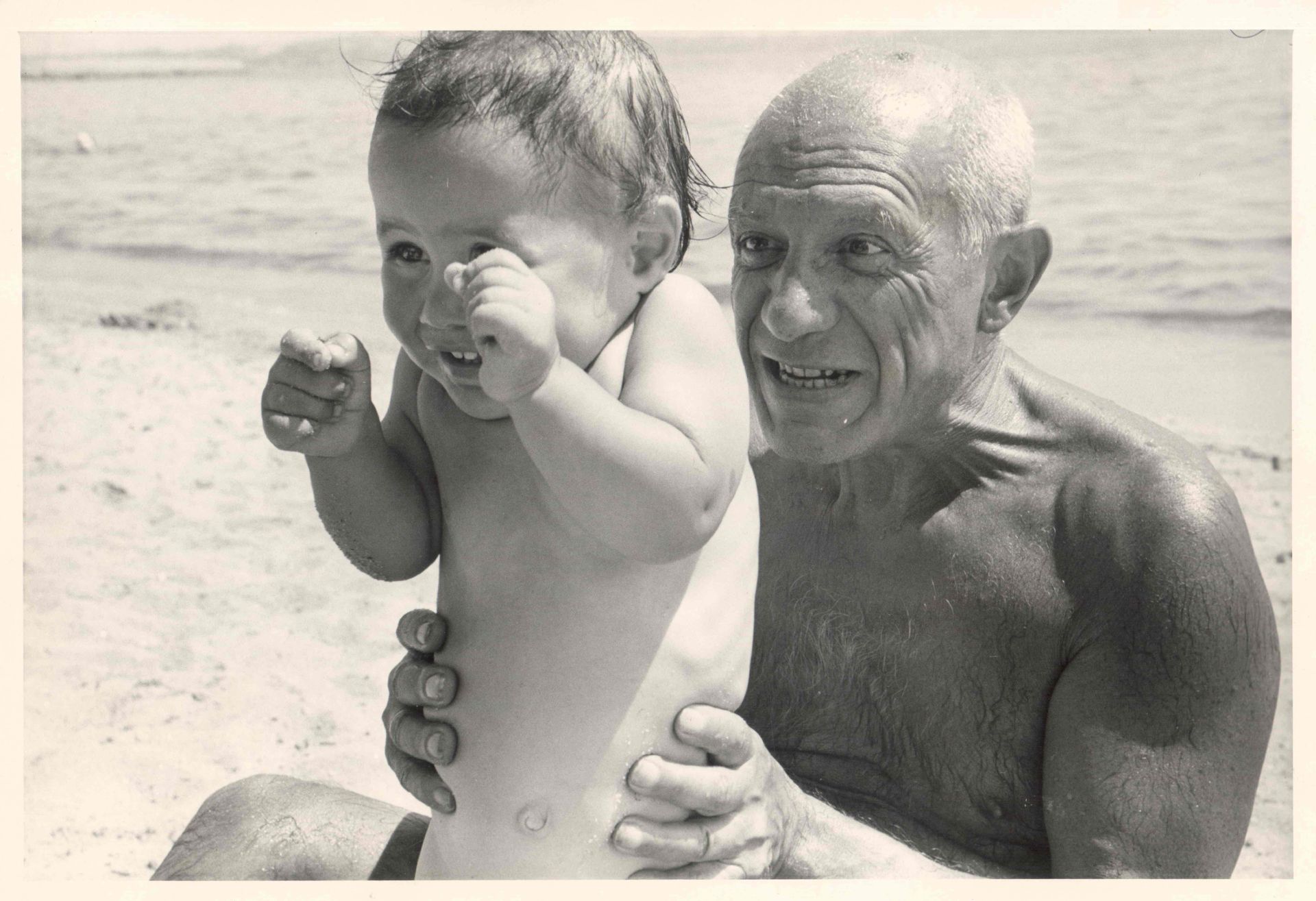 Null 罗伯特-卡帕（1913-1954）。1948年8月，巴勃罗-毕加索和他的儿子克劳德在Golfe Juan的海滩上。厚纸上的银质摄影作品，下边空白处有手&hellip;