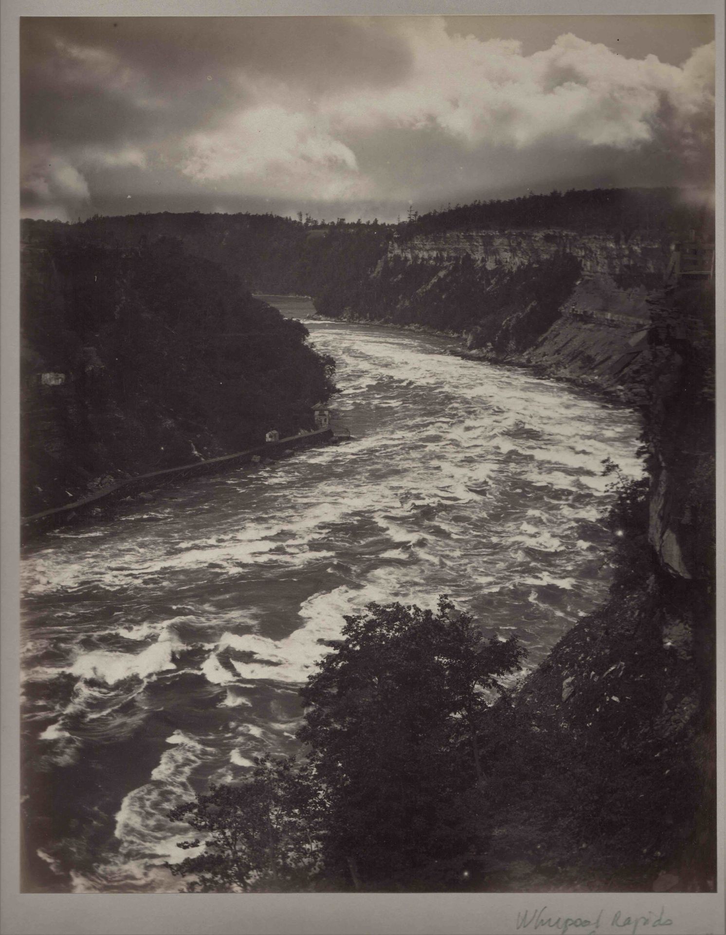 Null 尼亚加拉大瀑布，激流。照片印在蛋白纸上，装在纸板上，右下角有手写的注释，约1880年，尺寸为24.5 x 19.5厘米，对比度很好。