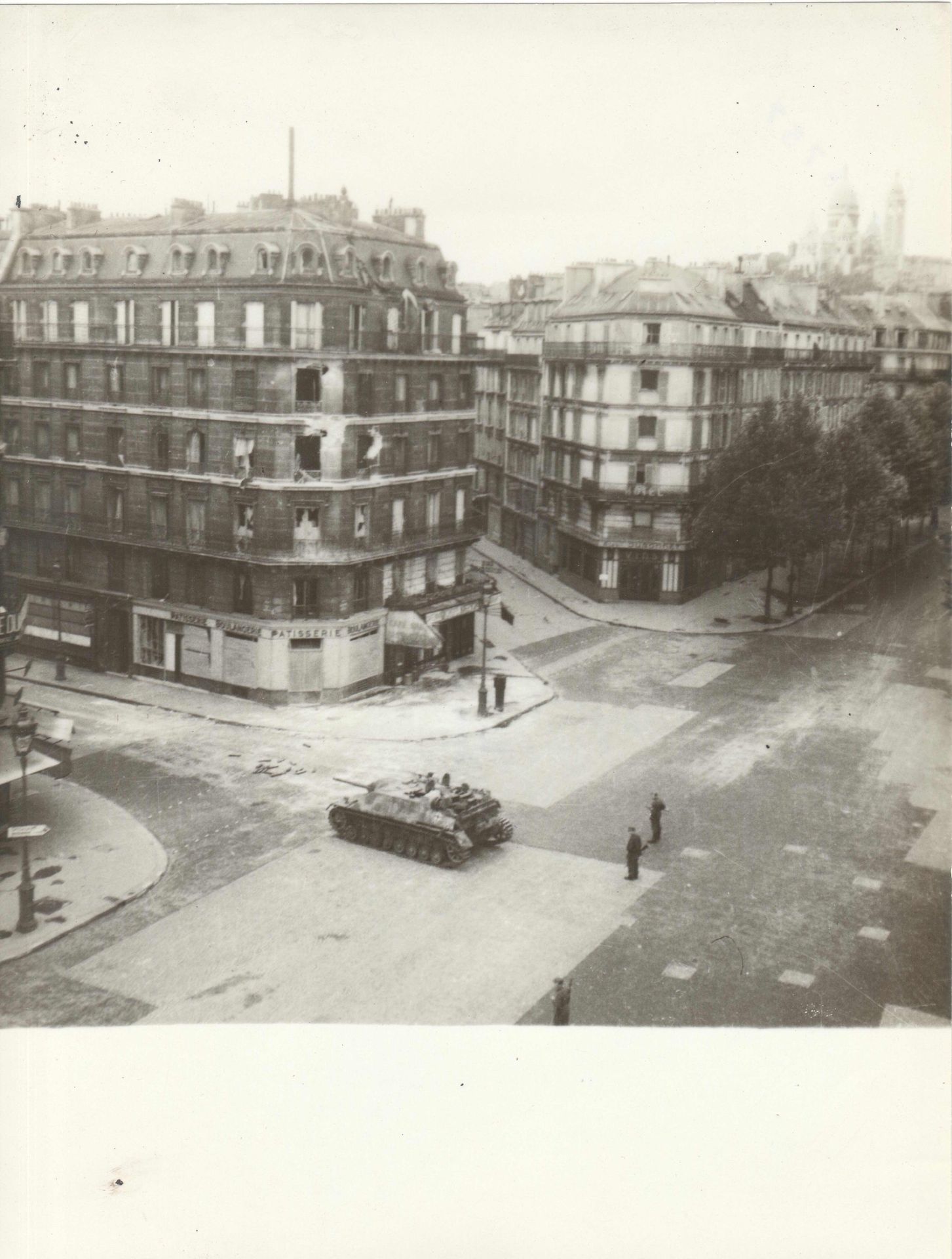 Null L.A.P.I. 机构（Les Actualités Photographiques Internationales）。巴黎的解放。1944年，一辆坦&hellip;